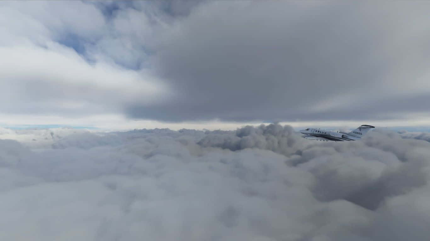 私人飛機在多雲天空下飛越厚雲層