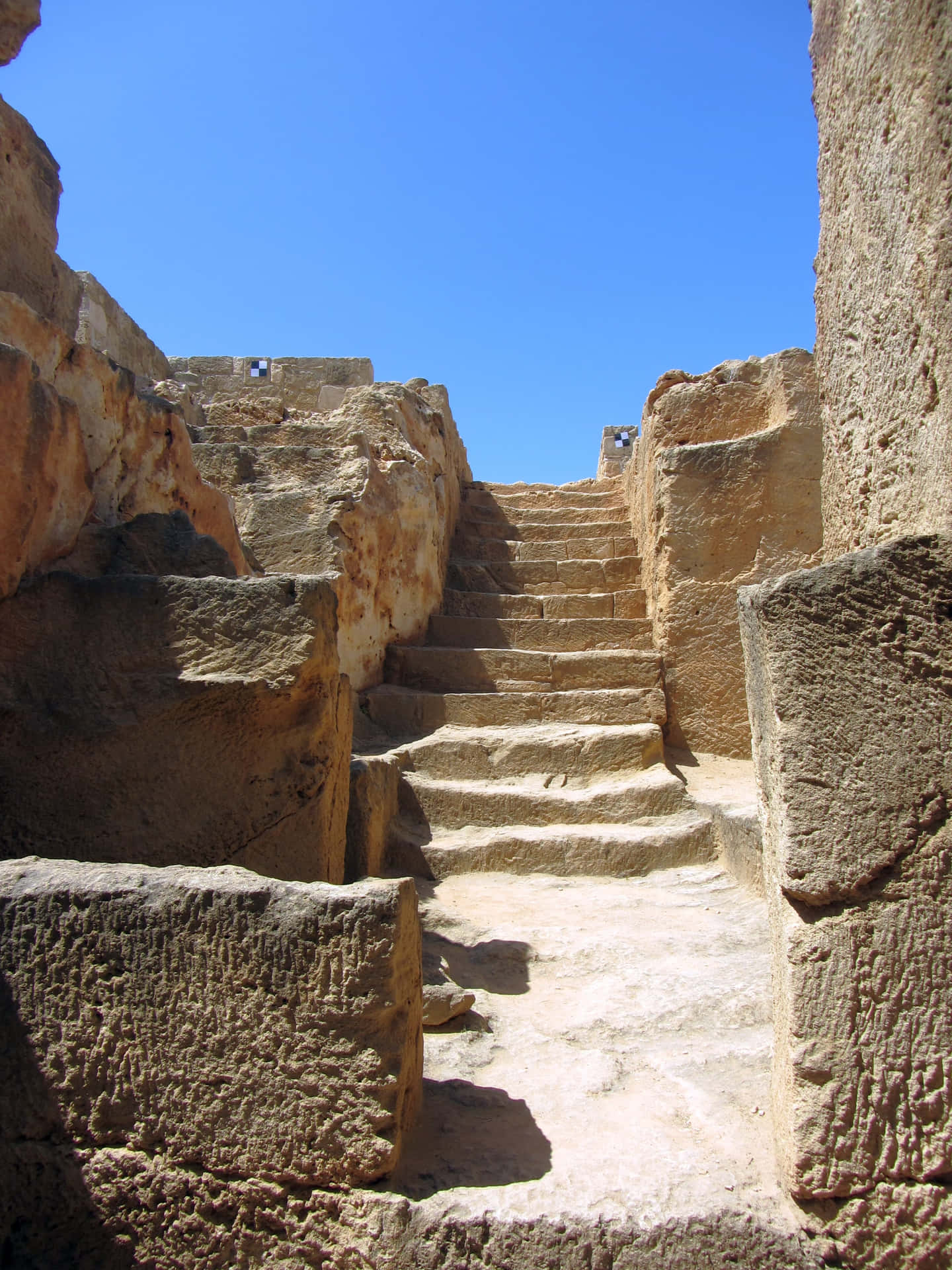 陽光普照的石階通往古代考古遺址。 — 美景 壁紙