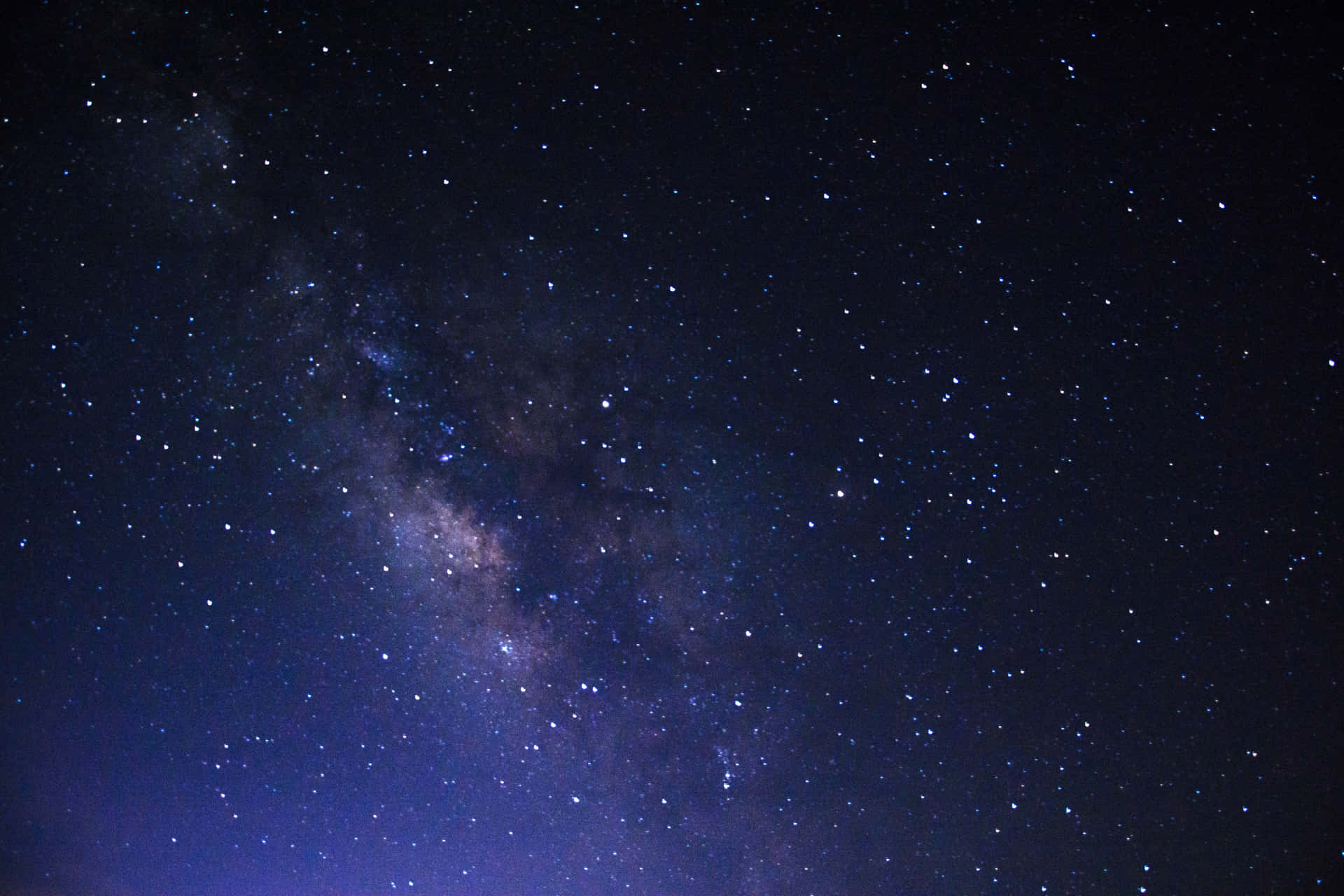 深藍色夜空中有星星的銀河系