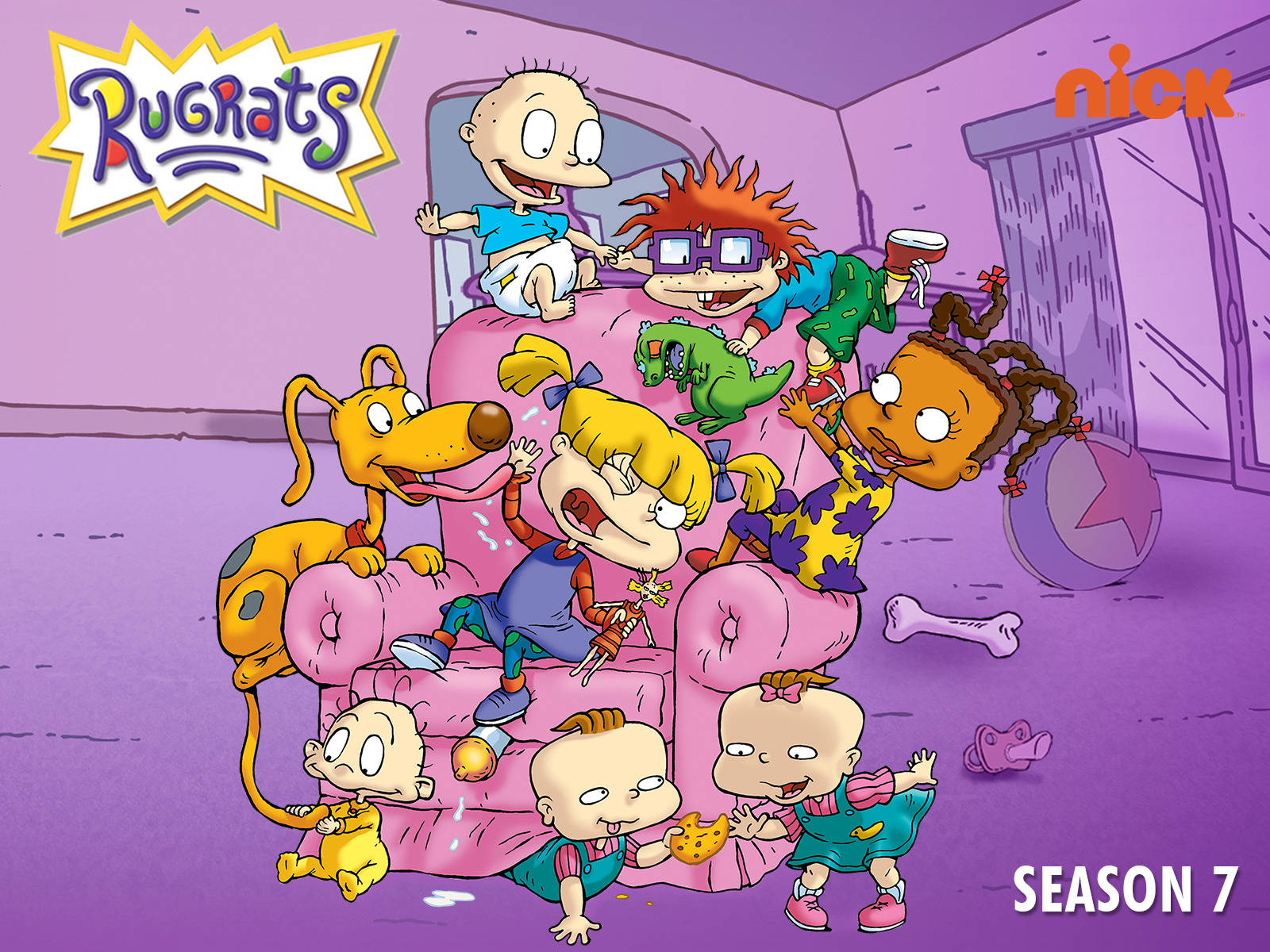 Rugrats 卡通角色在紫色房間的粉紅色沙發上玩耍。