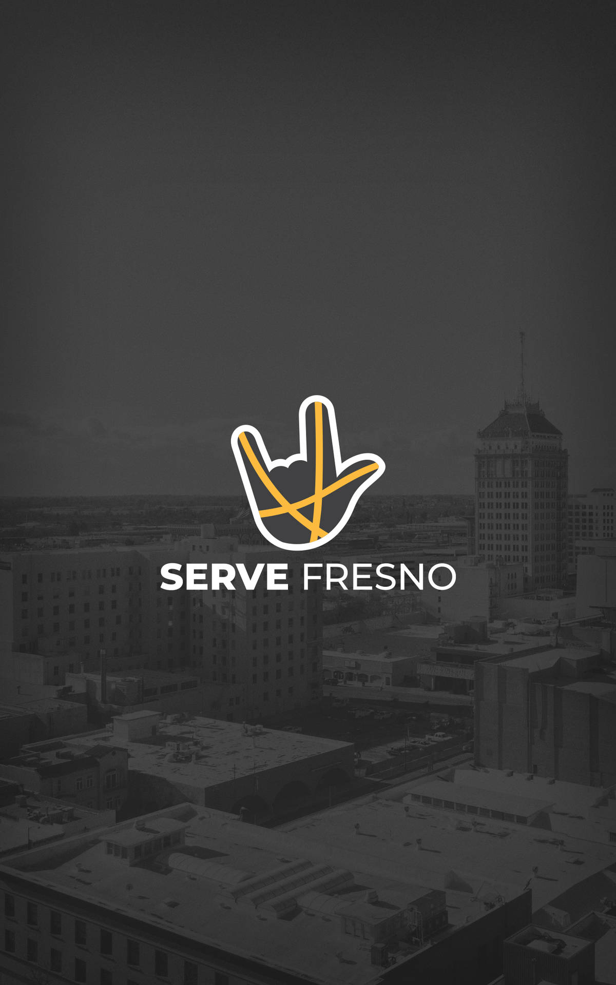 灰階城市景觀，帶有黃色手形標誌和文字「SERVE FRESNO」。