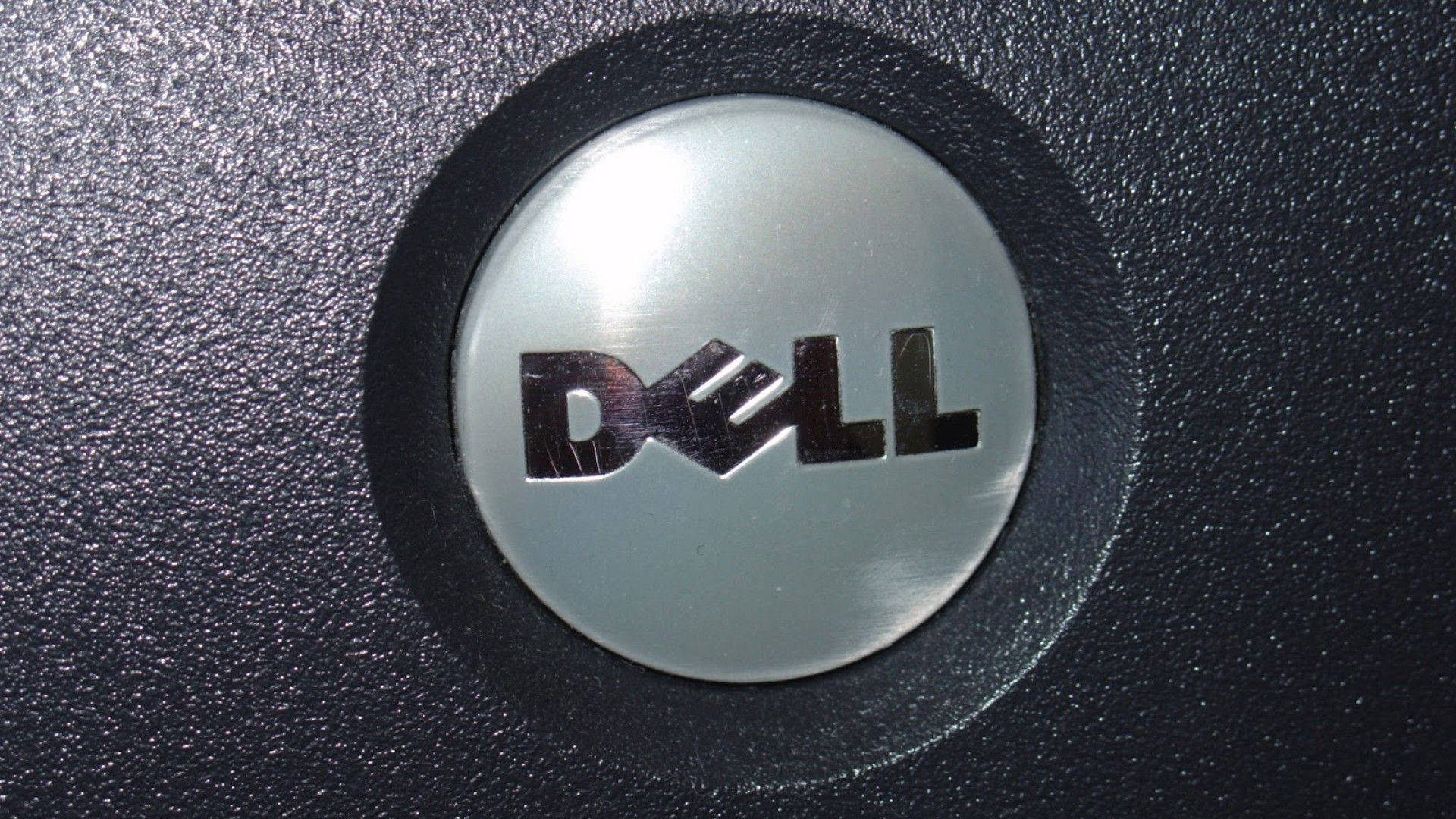 黑色紋理表面上的Dell標誌