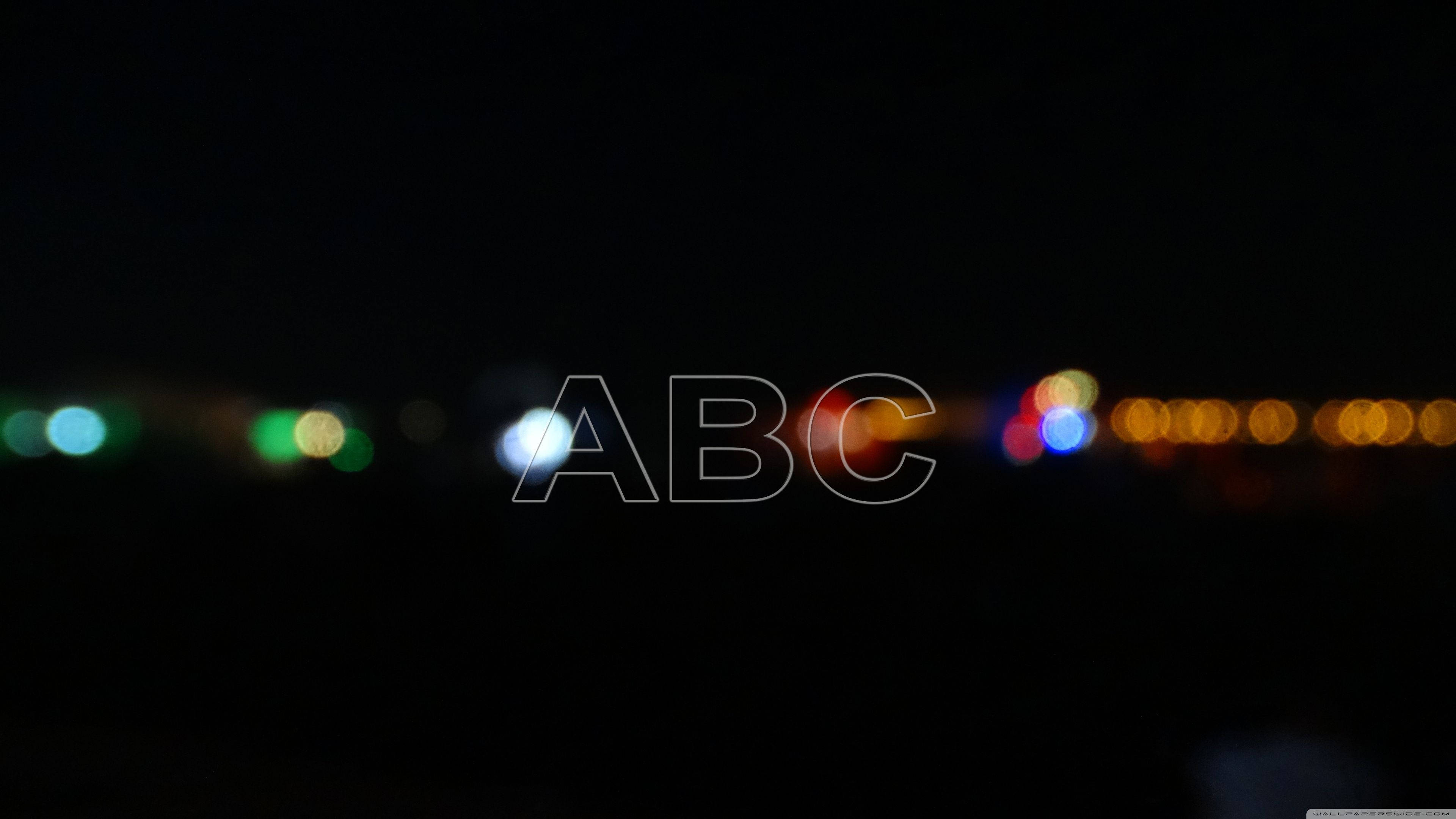 標題：簡約ABC細白線條設計 壁紙 — 散景燈光在漆黑的夜空中柔和地發光，營造出夢幻般的抽象發光效果。