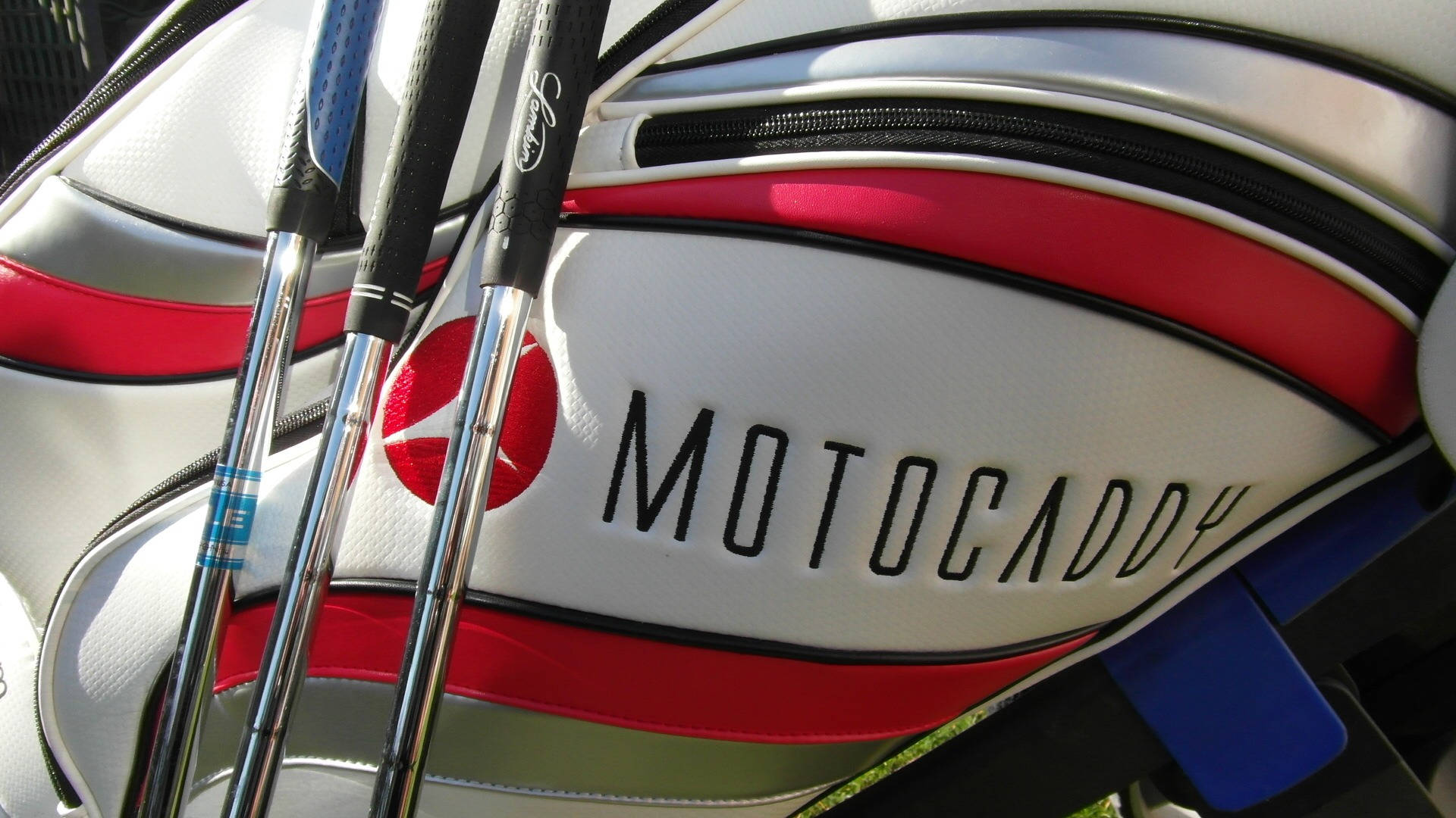 Motocaddy 高爾夫球袋的特寫，球桿伸出。