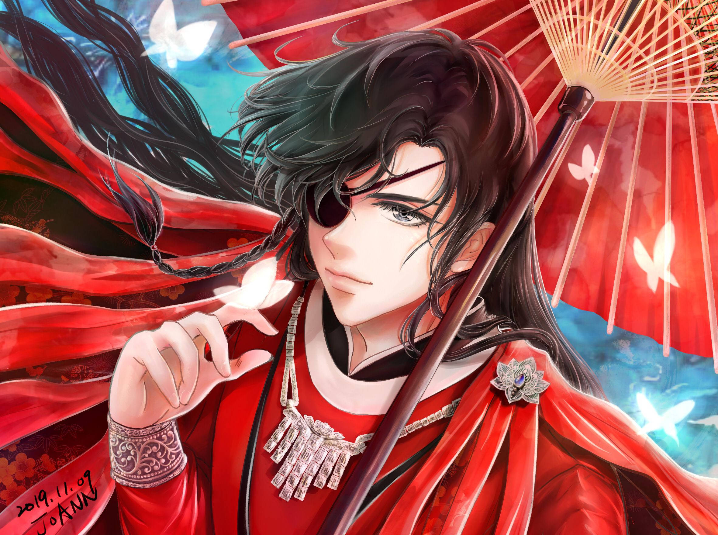 標題：花城 - 鬼城尋紅雨之花 壁紙 — 一位英俊的動漫男子，黑髮戴眼罩，手持紅色陽傘，發光的蝴蝶在他周圍飛舞。