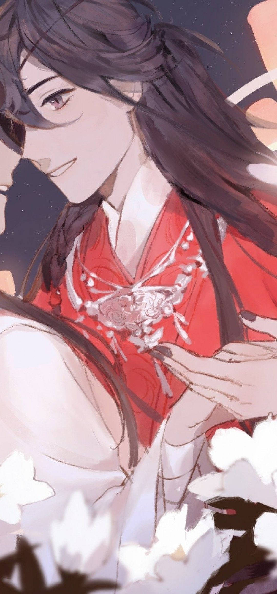 標題：華麗花城紅色美學 壁紙 — 一位穿著紅色傳統服飾的寧靜動漫女孩，在繁星點點的夜空下，於飄落的白色花瓣中溫柔微笑。
