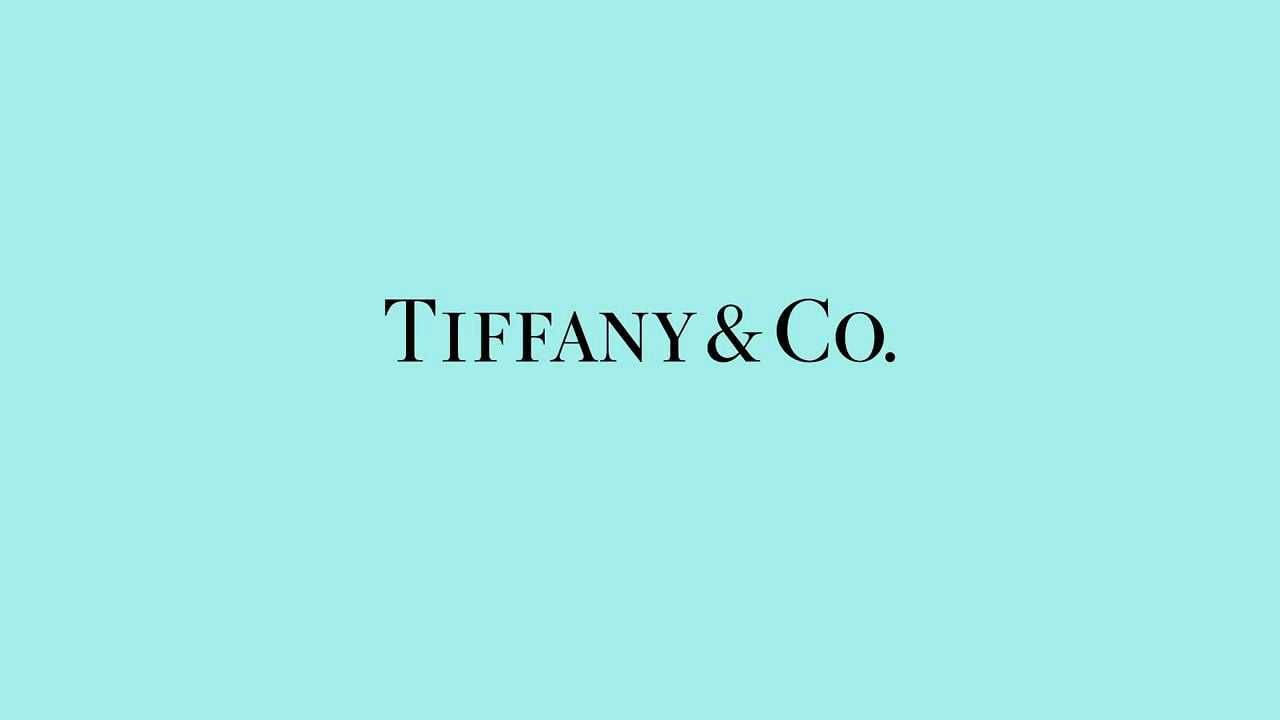 藍色背景上的黑色文字 Tiffany & Co. 標誌