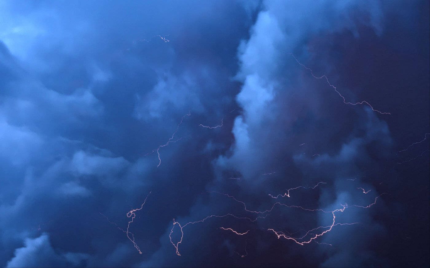 黑暗的暴風雲伴隨著鮮明的閃電照亮夜空。