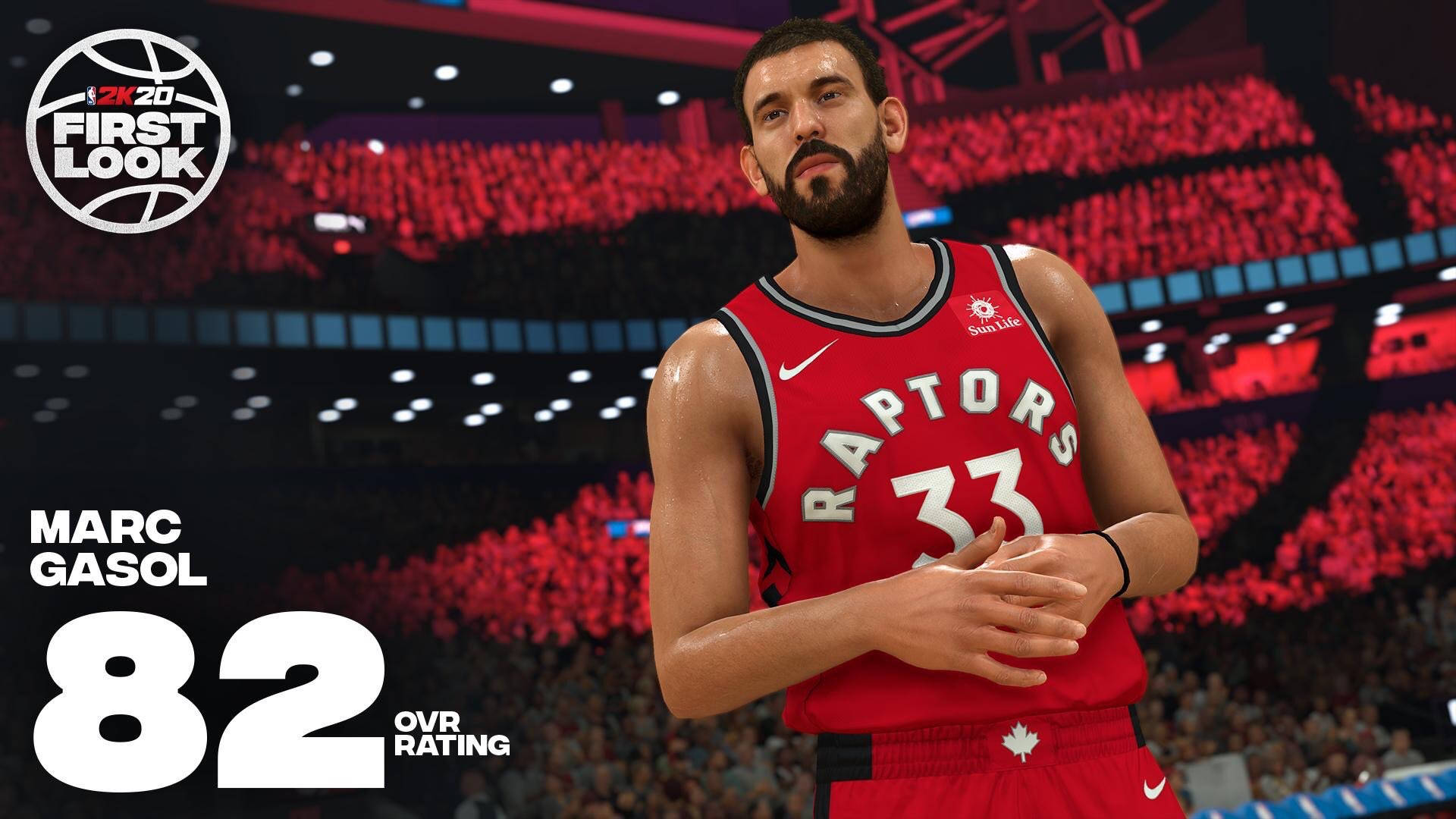 標題：馬克·加索爾 - NBA 2K20 球員檔案 壁紙 — 一名身穿紅色Raptors球衣的籃球運動員，在明亮的體育場燈光下自信地站在擠滿觀眾的場館中。