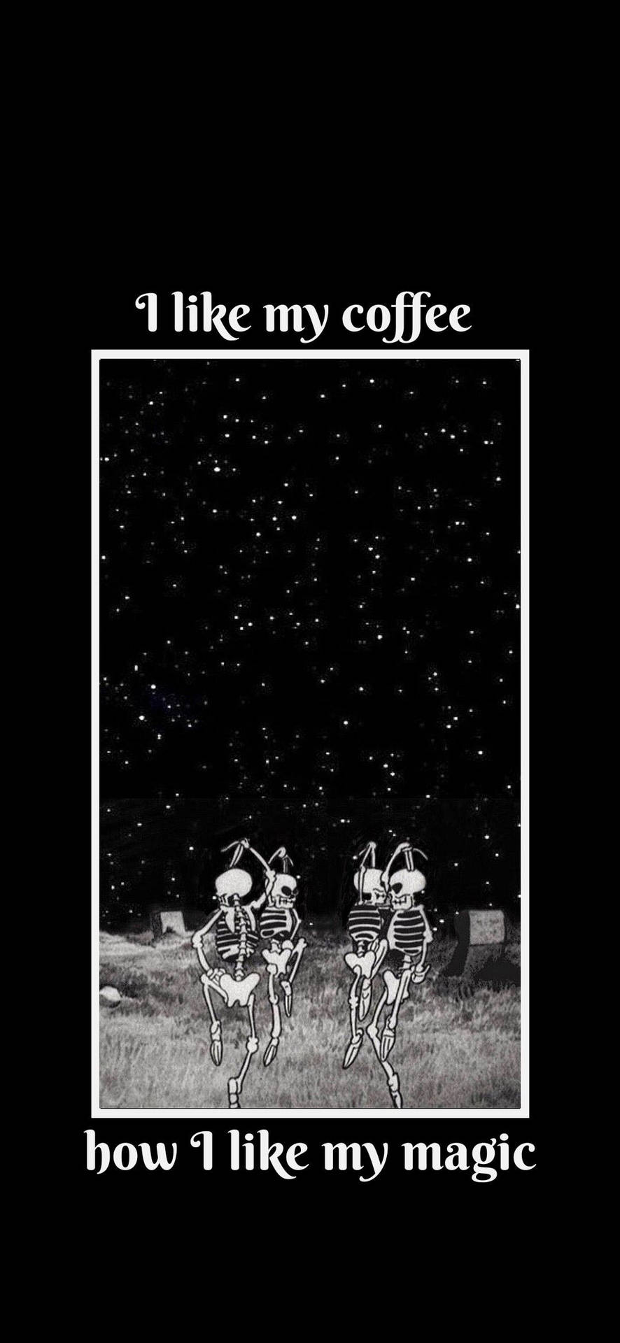 兩個骷髏在星空下跳舞，帶有咖啡和魔法文字 — 魔女風格 壁紙