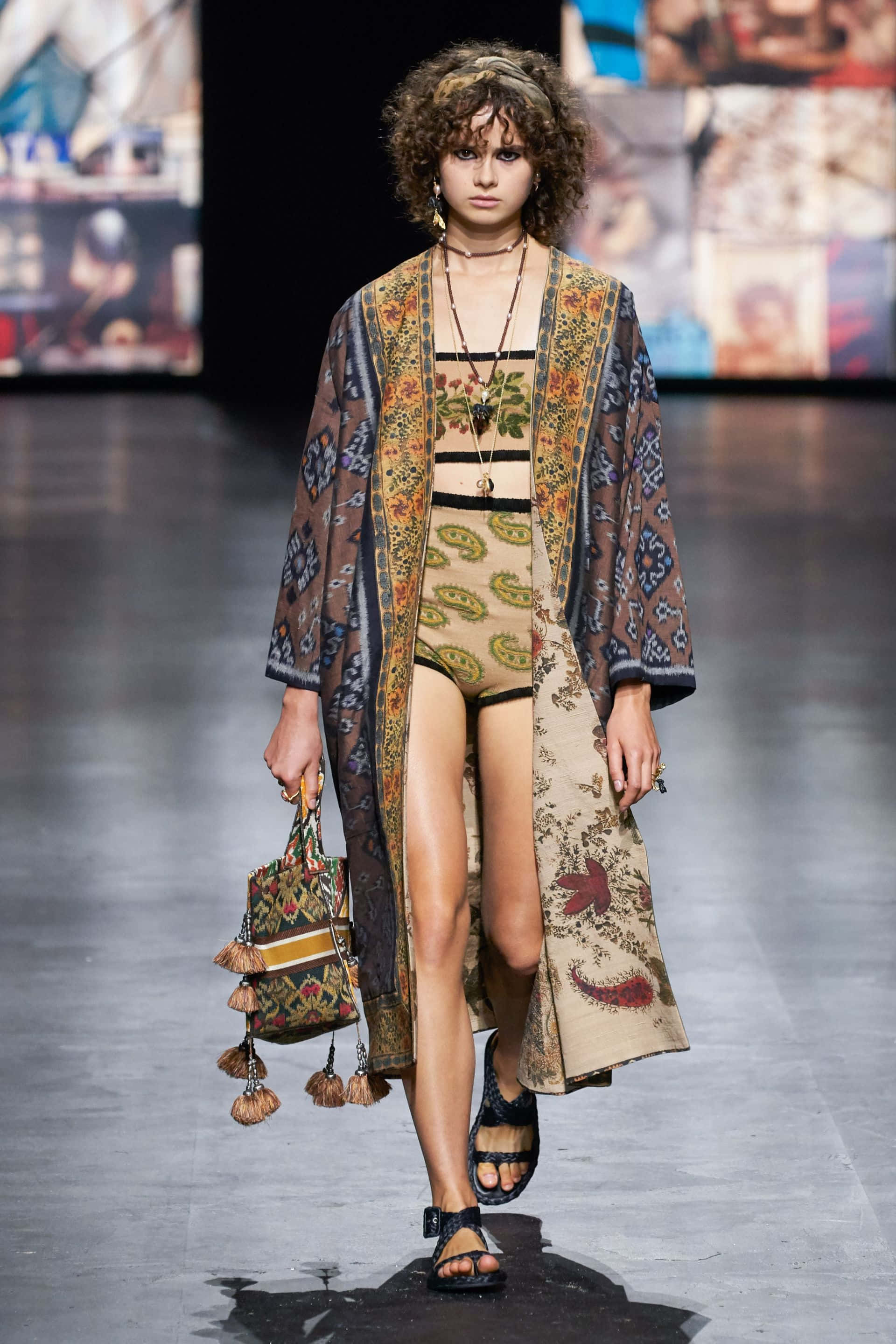 Spring Fashion 桌布 壁紙 — 模特兒在明亮的舞台燈光下，穿著波希米亞圖案的和服及相配的手袋走天橋。
