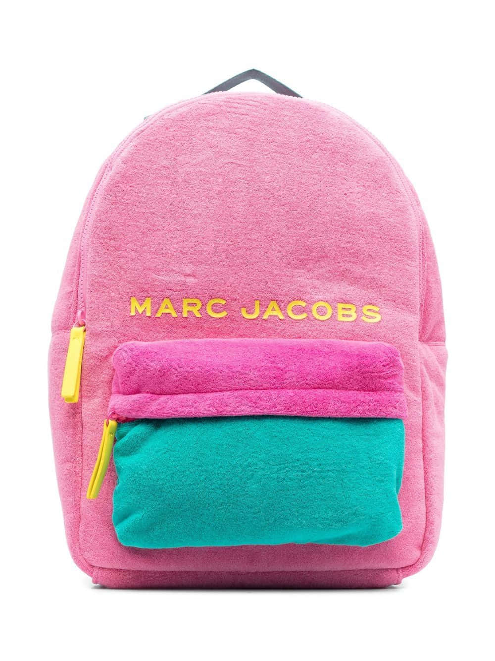 粉紅色毛絨 Marc Jacobs 背包，配有藍綠色口袋和黃色拉鍊。