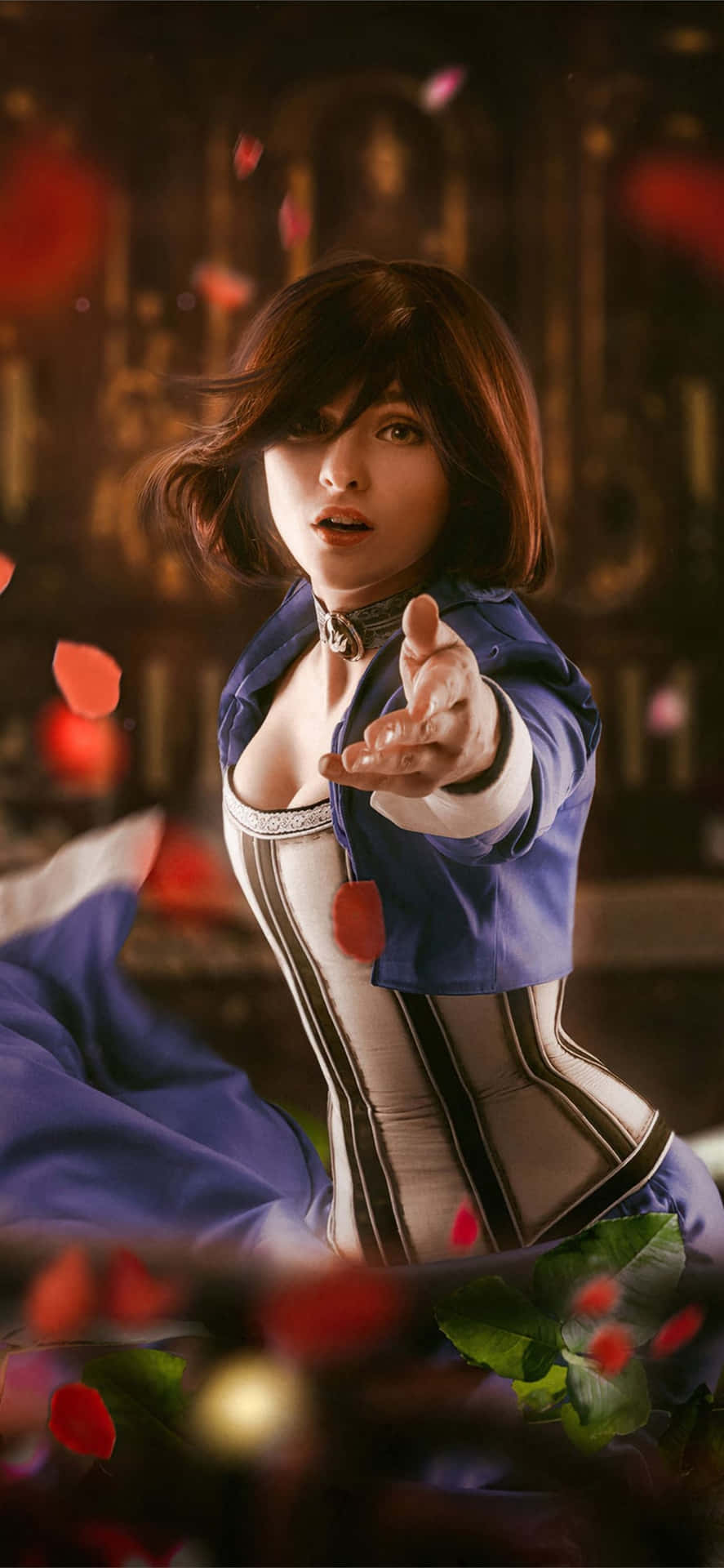 動漫風格女子身穿藍色束身衣伸出手，紅色玫瑰花瓣在她周圍飄浮。