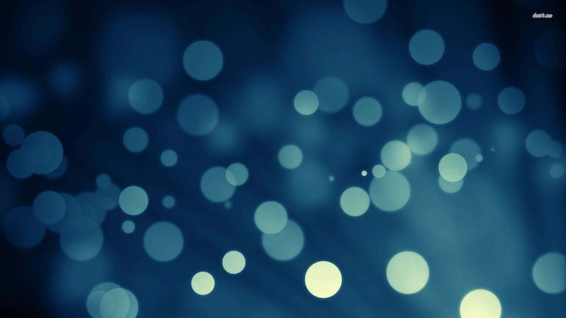 模糊泡泡與反光燈光背景 壁紙 — 柔和發光的球體漂浮在深藍色漸變中，營造出夢幻般的抽象散景效果。