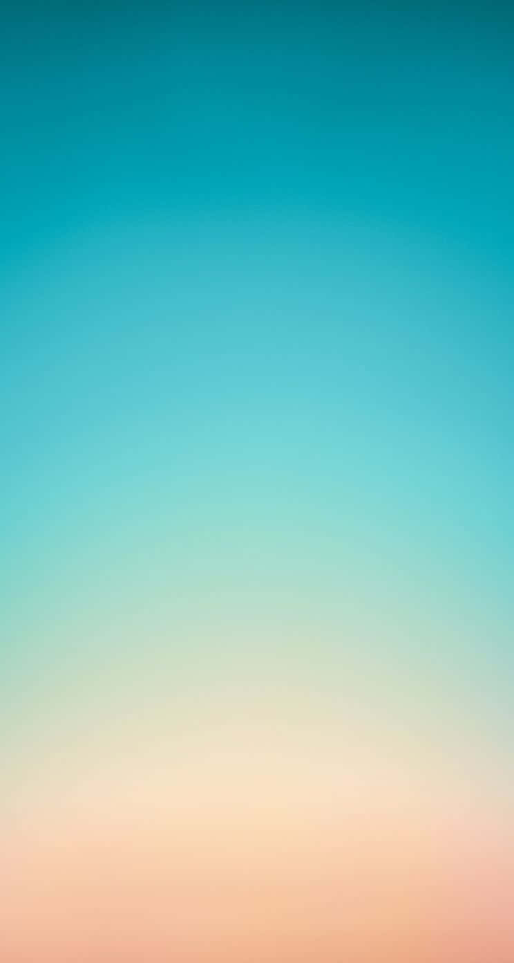 模糊海灘極簡iPhone圖片 壁紙 — 地平線上由藍綠色漸變到柔和蜜桃色的寧靜漸變天空。