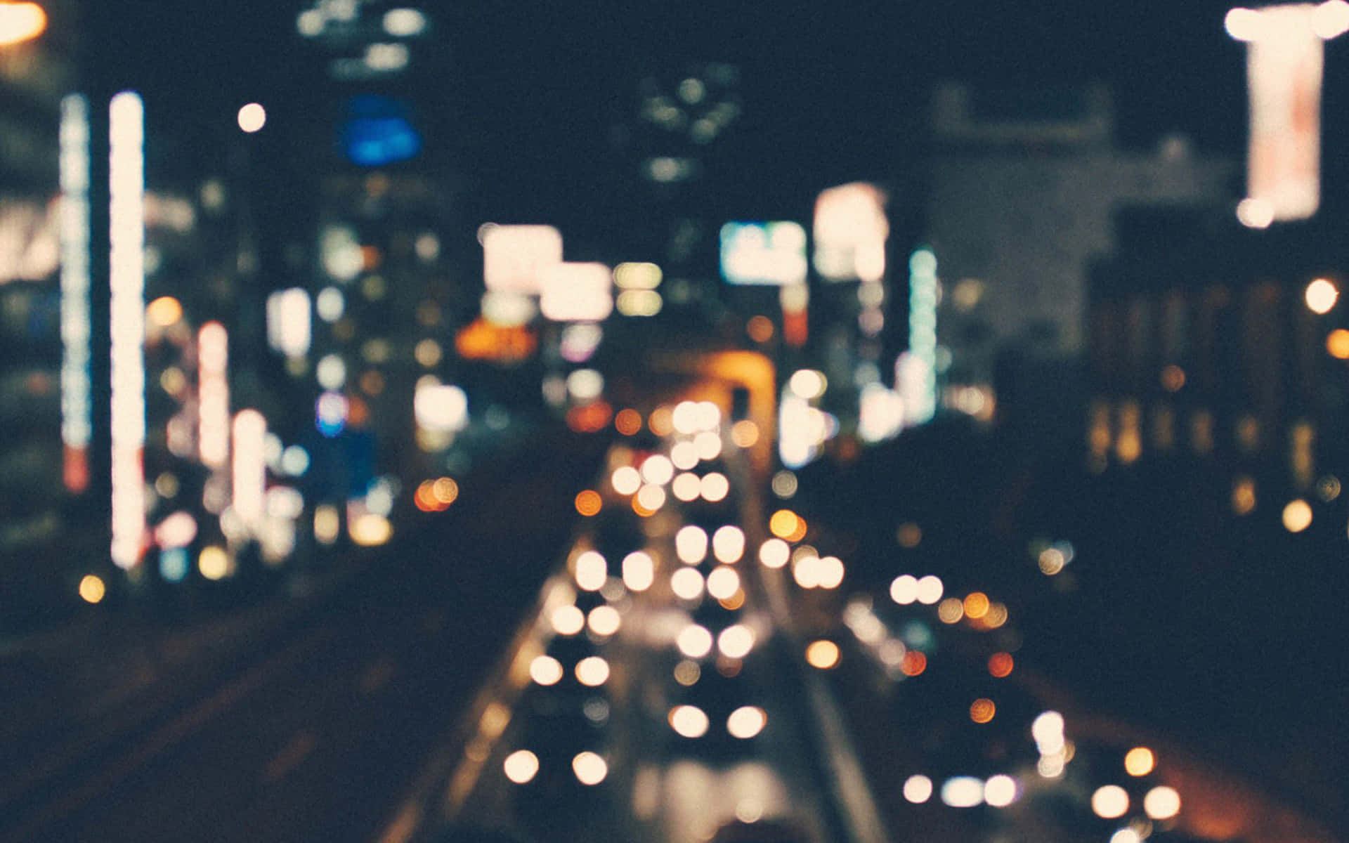 夜晚的城市景觀，帶有汽車和建築物的模糊燈光。
