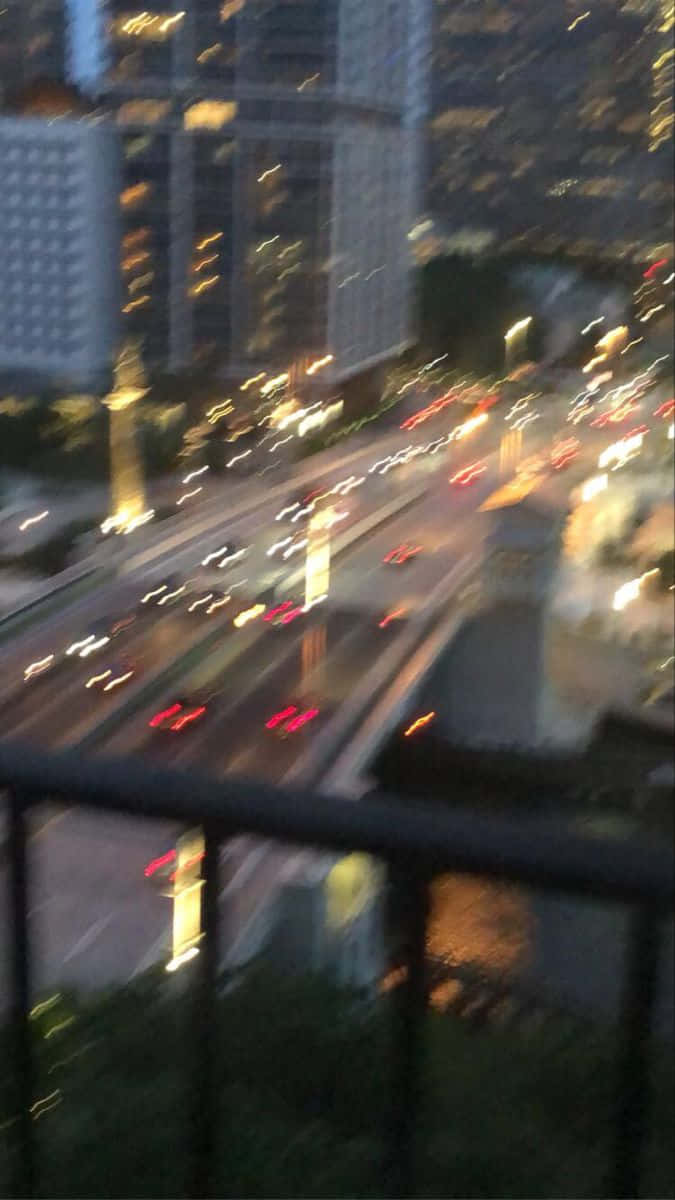 從露台看到的高速公路上模糊交通燈的夜景。