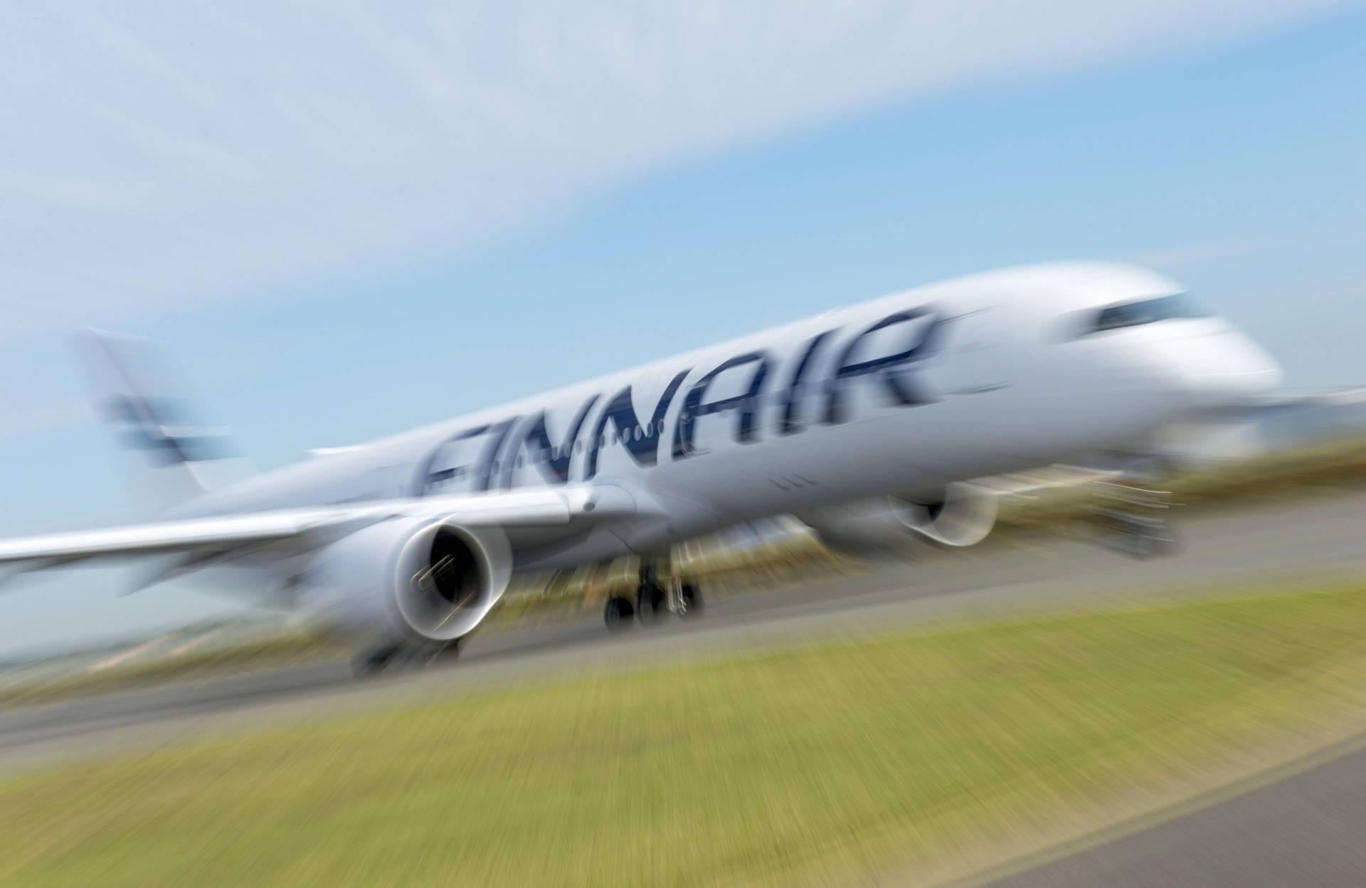 芬蘭航空飛機在跑道上高速行駛，動態模糊