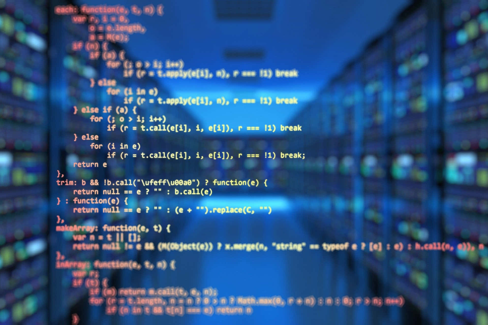 Programming 桌布 壁紙 — 模糊的藍色代碼疊加在夜間模糊的城市天際線上，窗戶發光。