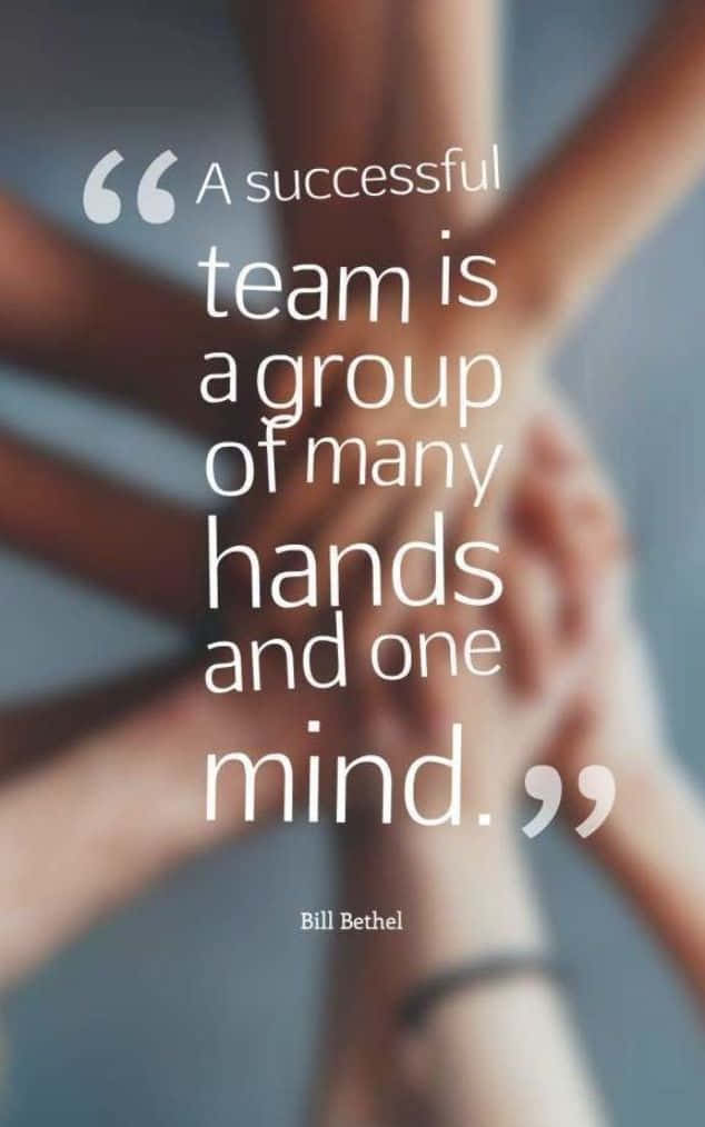 Teamwork Memes 桌布 壁紙 — 模糊的雙手交織成一個圓圈，圍繞著一句關於團隊合作和團結的勵志名言。