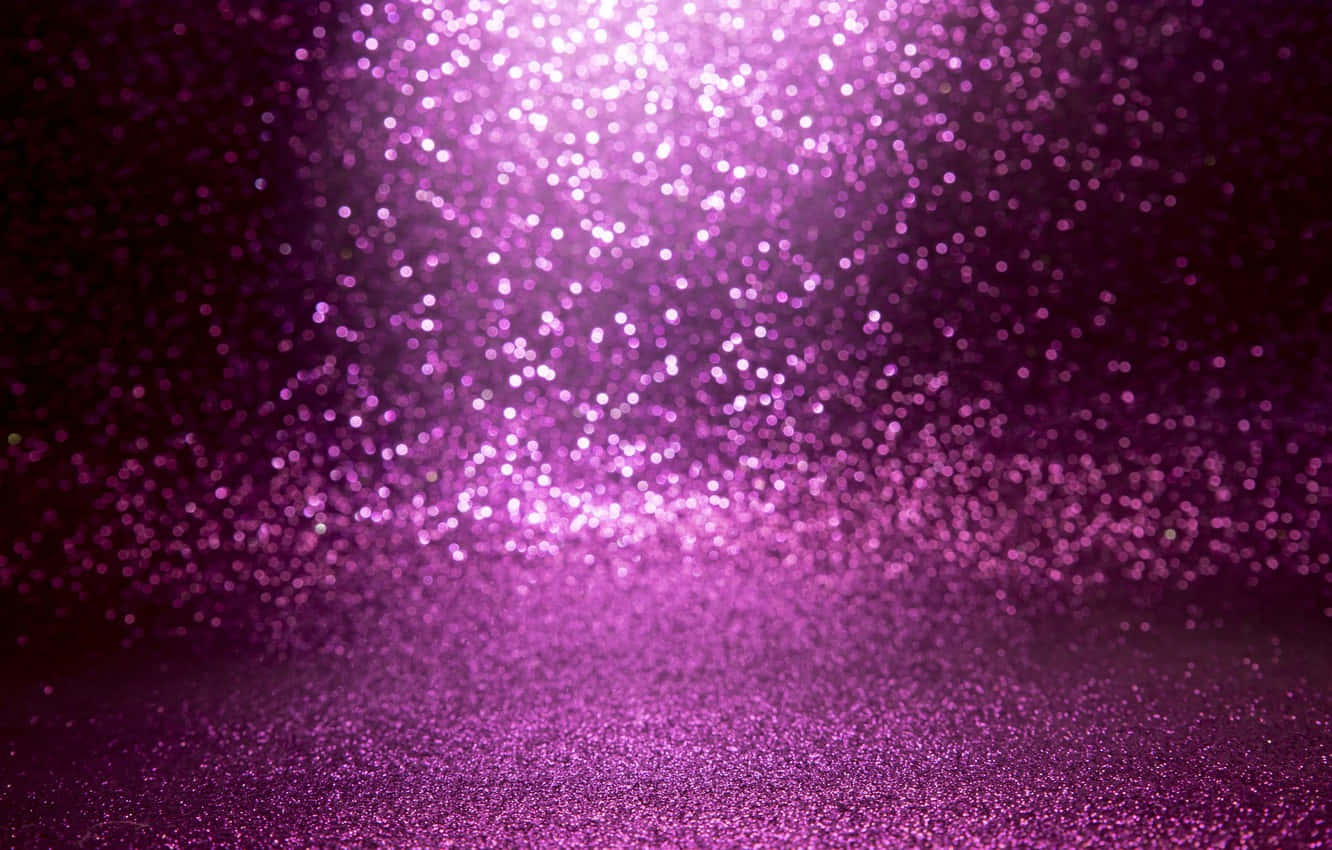 紫色閃粉粒子在柔和散景效果中閃爍。