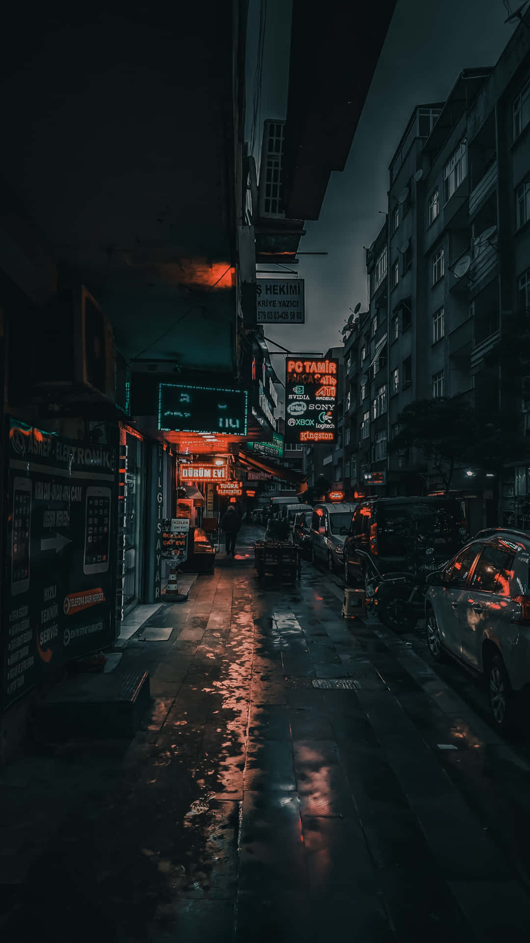 夜晚狹窄的都市小巷中，霓虹燈倒映在濕漉漉的路面上。