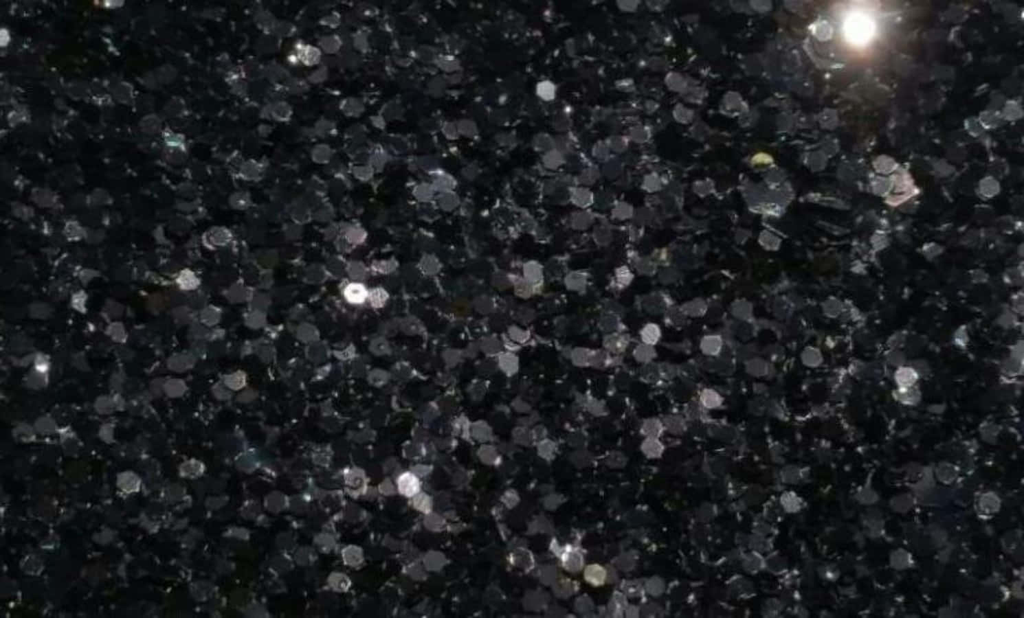 模糊黑銀閃粉與月亮圖像 壁紙 — 密集黑色六角形閃粉的特寫，帶有明亮的銀色閃光捕捉光線。