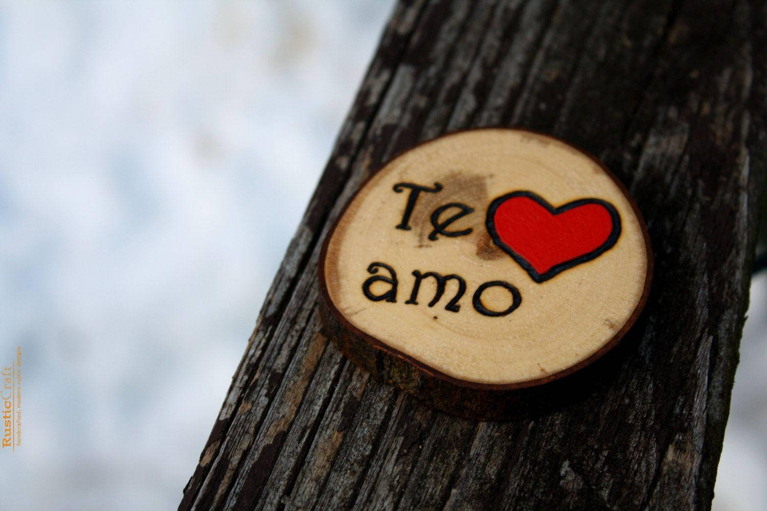 雪地森林中刻有「Te amo」的木心。