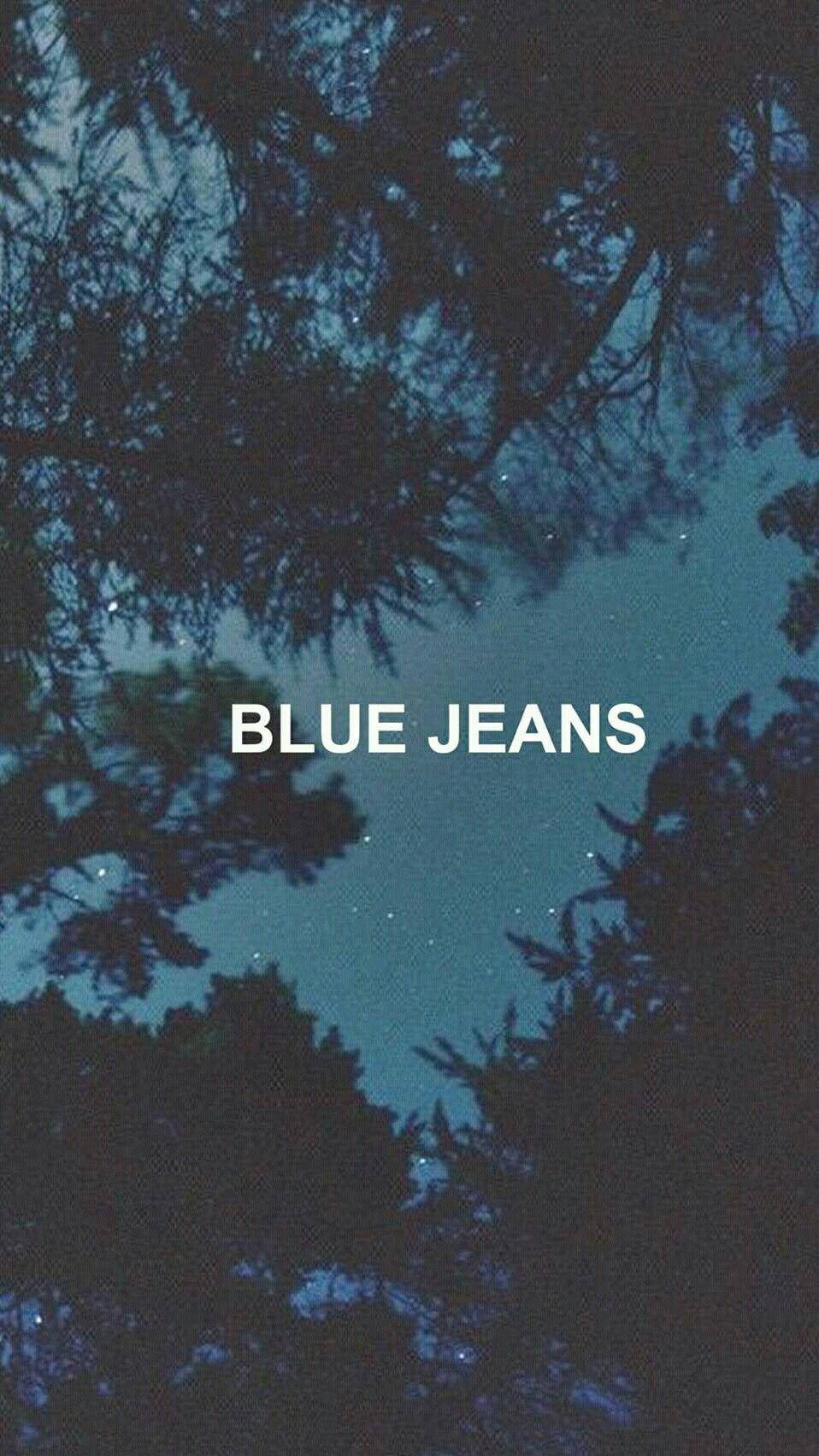 樹木剪影框住星空，並帶有文字 blue jeans。