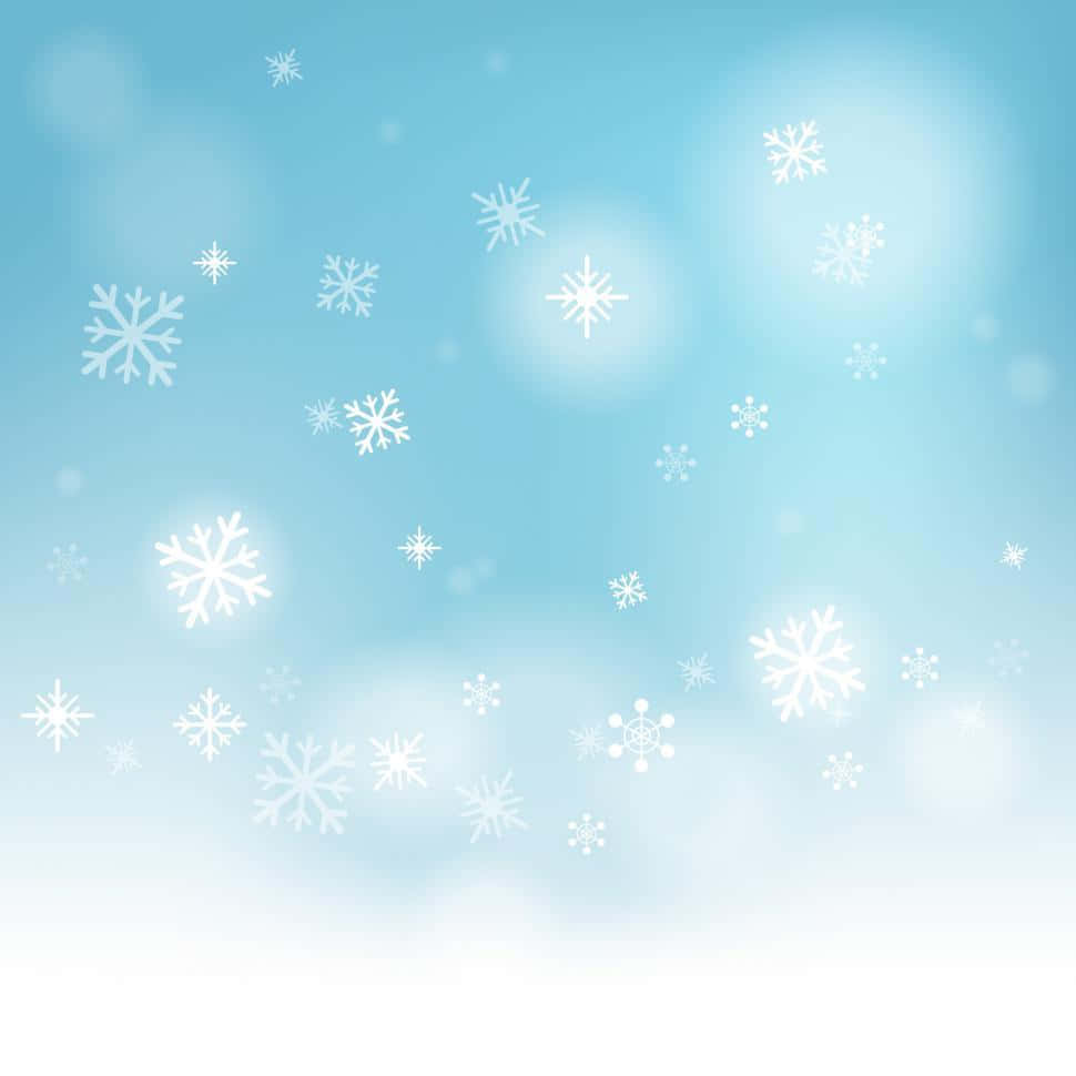 樹木覆雪的冰凍冬季風景 壁紙 — 白色雪花在柔和藍色漸變天空和模糊散景燈光中輕輕飄動。