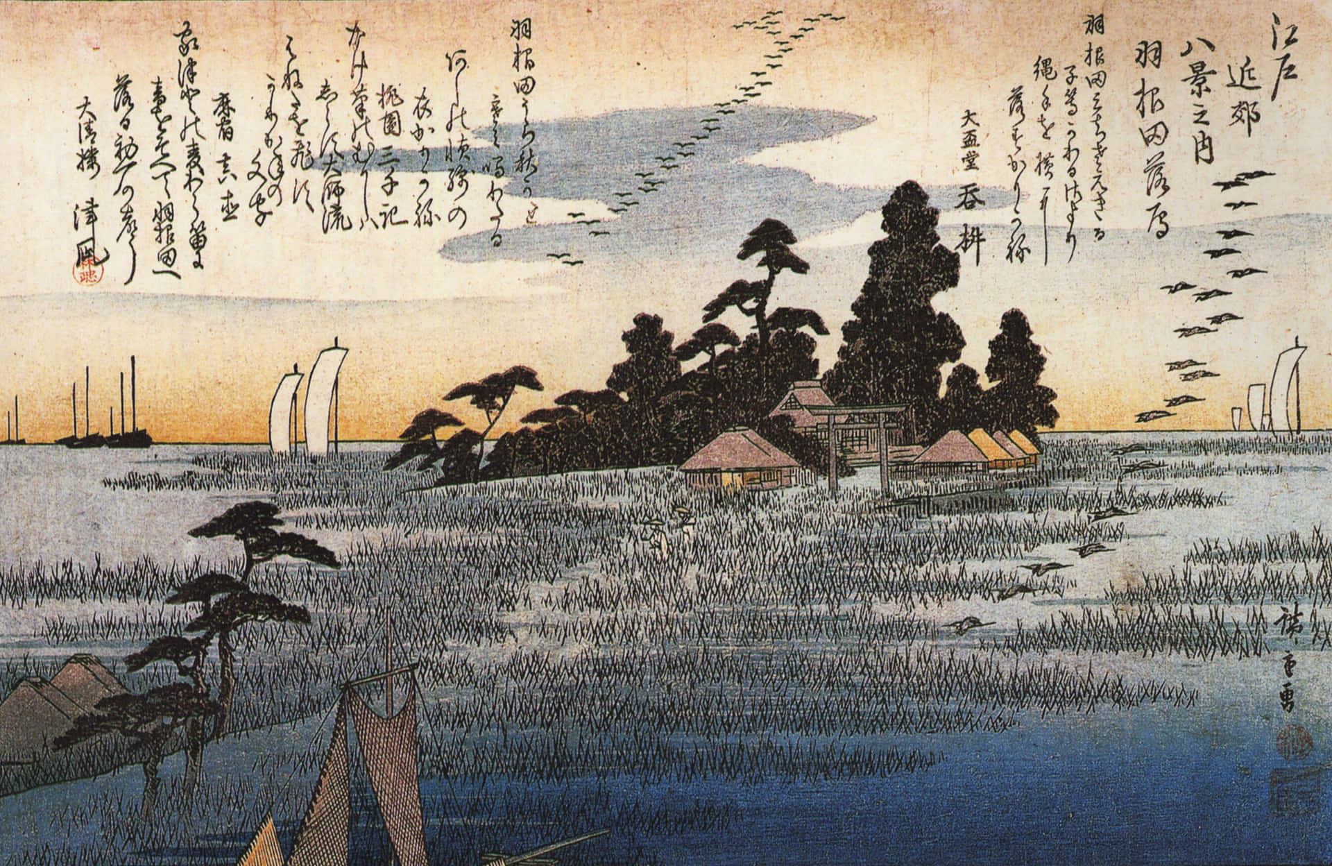 日落時分的日本沿海村莊，有帆船和松樹。