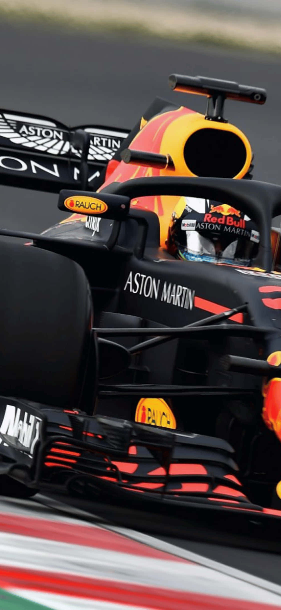 橘色 F1 iPhone XS F1 2018 背景 壁紙 — Red Bull Racing 一級方程式賽車帶有Aston Martin品牌標誌，在賽道上疾馳的特寫。