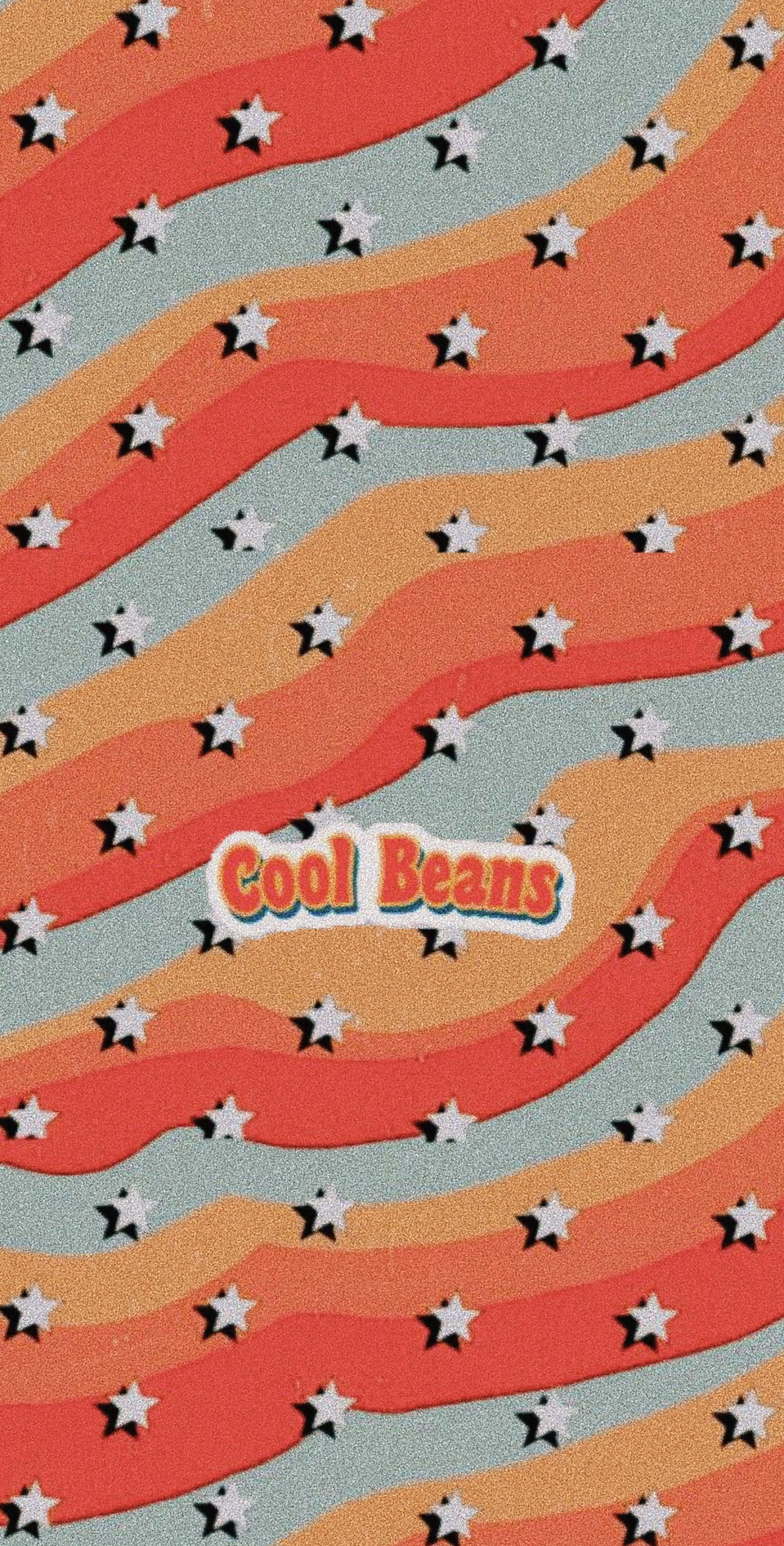 Psychedelic 70s Aesthetic 桌布 壁紙 — 橙桃色和藍綠色的波浪條紋，帶有白色星星和復古風格的「Cool Beans」文字。