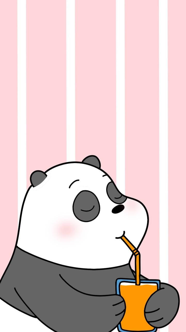 一隻卡通熊貓在粉紅條紋上用吸管喝橙汁。