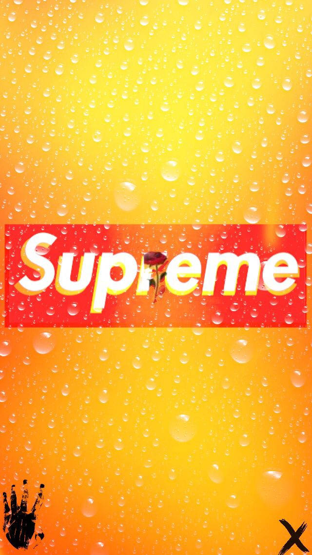 黃色漸變背景上帶有水珠的Supreme標誌。
