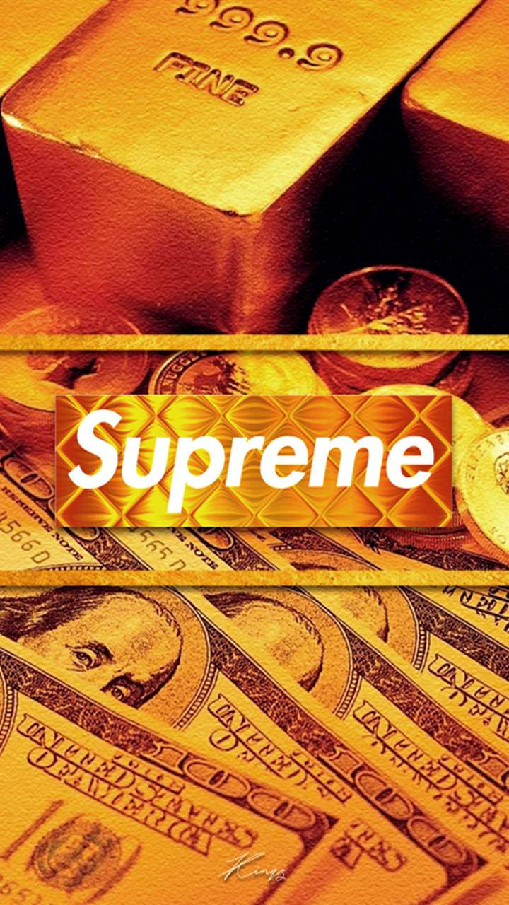 一堆金條、硬幣和美元，帶有Supreme標誌。