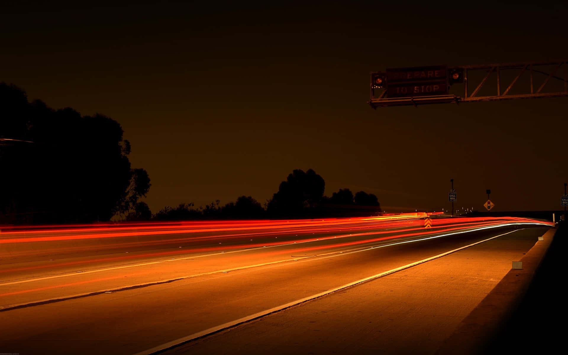 夜間高速公路，帶有紅色和白色汽車燈光的條紋。