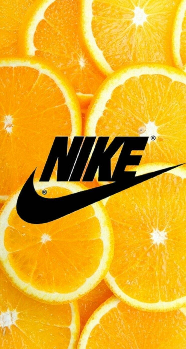 Nike標誌疊加在切片橙子的背景上。