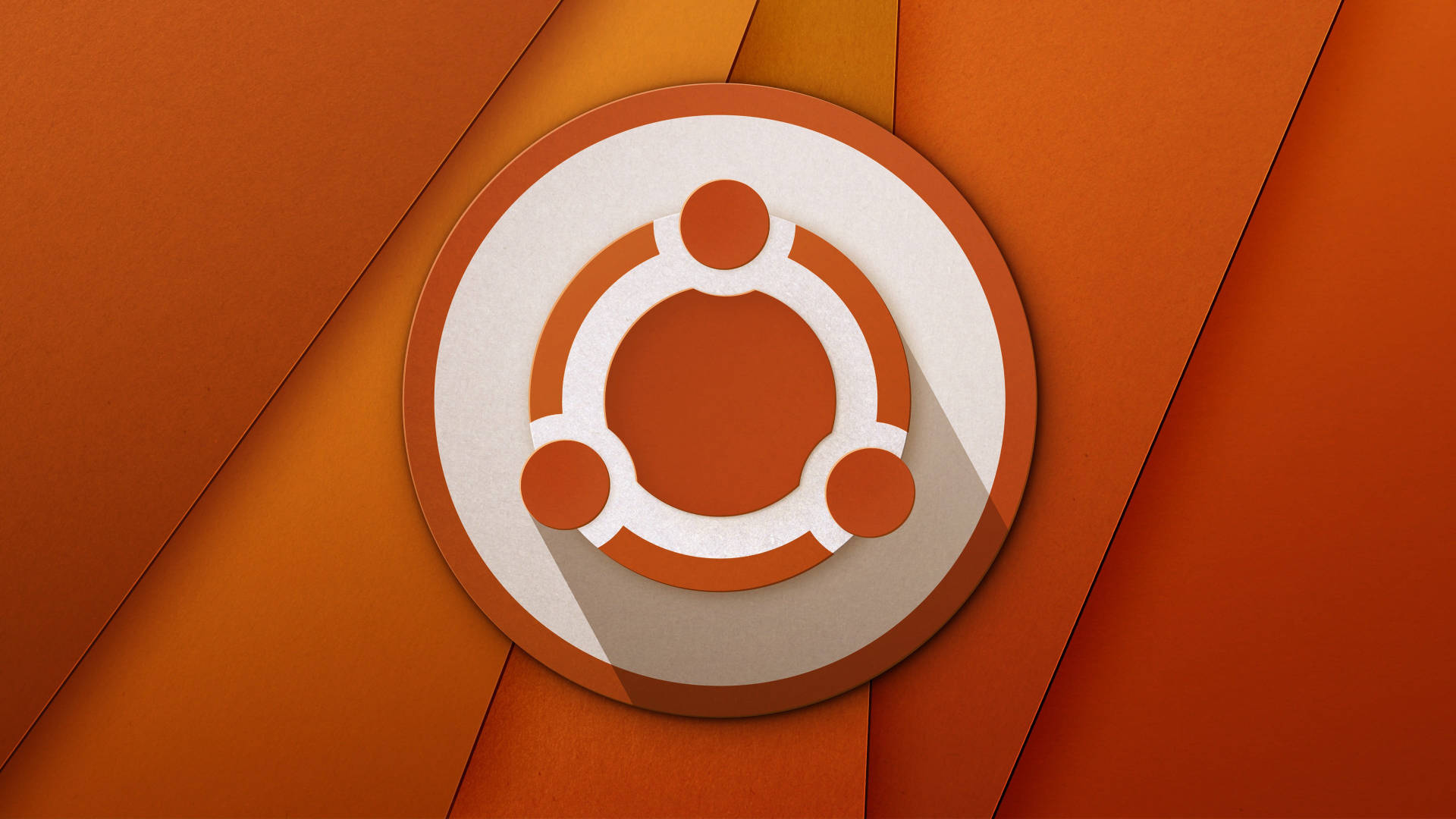 橙色幾何背景上的 Ubuntu 標誌
