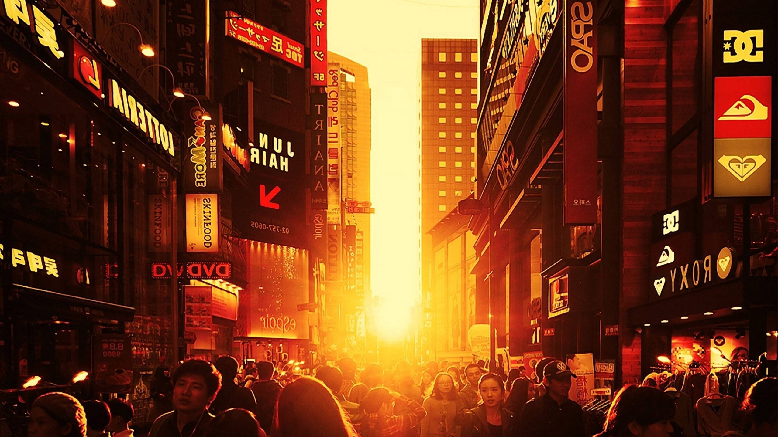 橙色城市人群 壁紙 — 金色夕陽以溫暖光線淹沒繁忙的東京街道，人群在發光的霓虹招牌和高聳建築物旁移動。