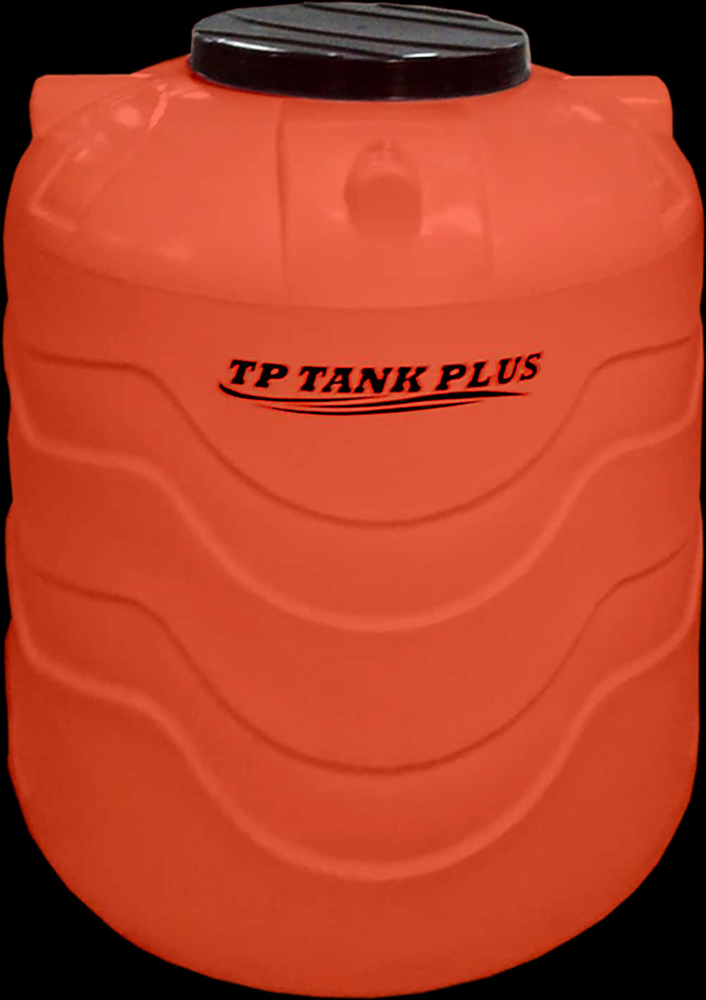 橙色塑膠水箱 壁紙 — 一個亮橙色塑膠水箱，帶黑色蓋子和「TP TANK PLUS」品牌標誌，立在黑色背景前。
