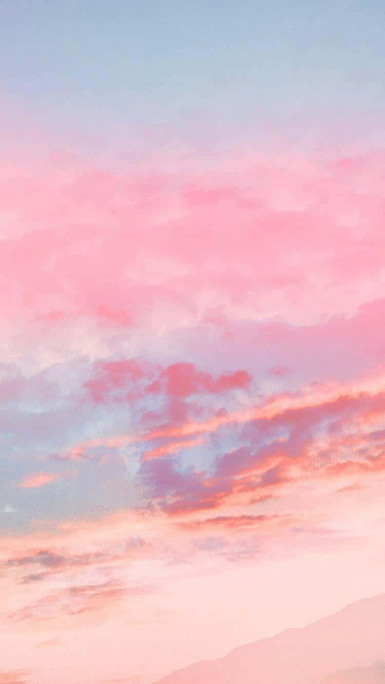 黃昏時山上的粉彩粉紅和藍色雲彩