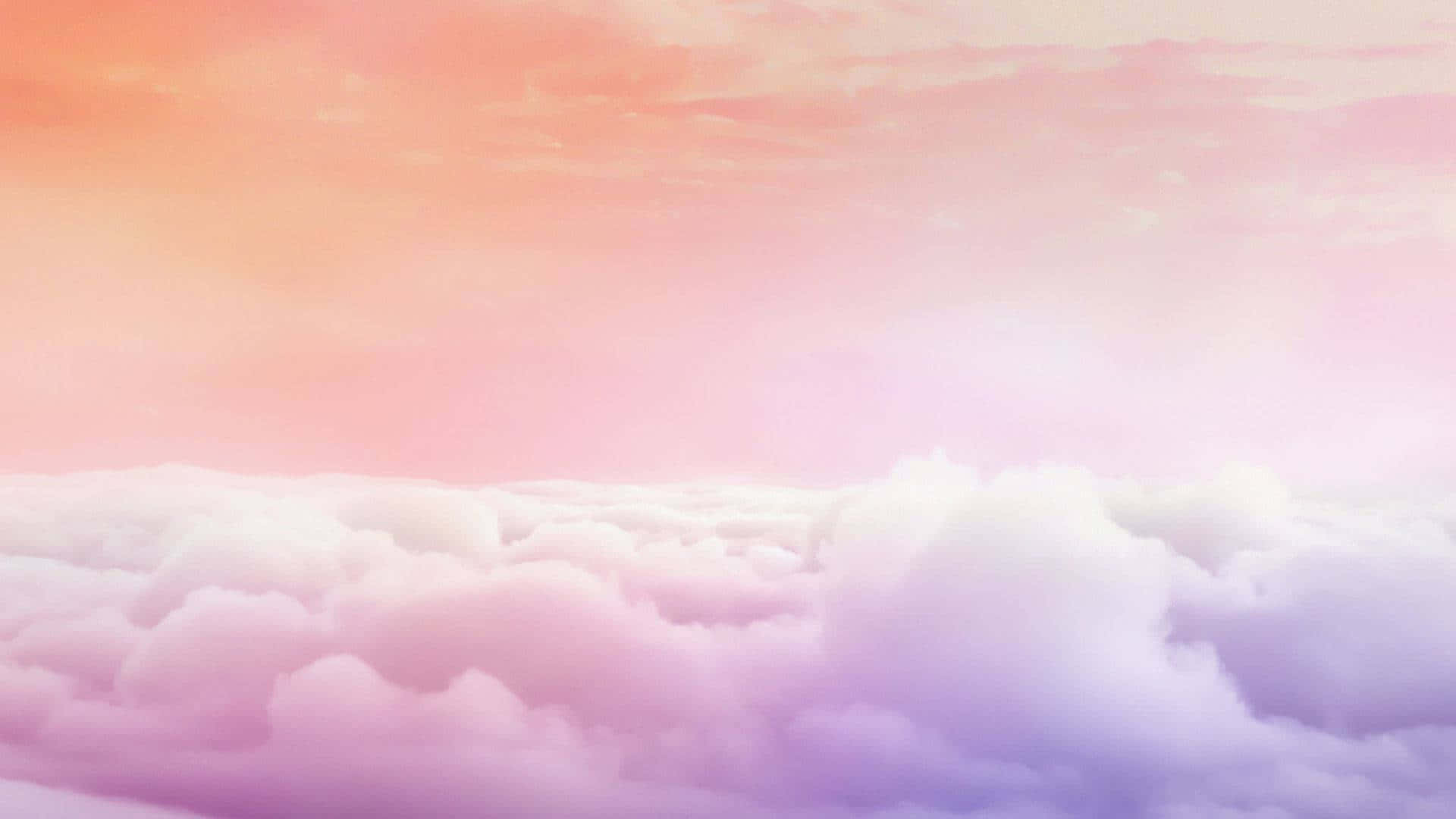 黎明時分，在蜜桃與薰衣草天空下飄浮的粉彩雲朵。