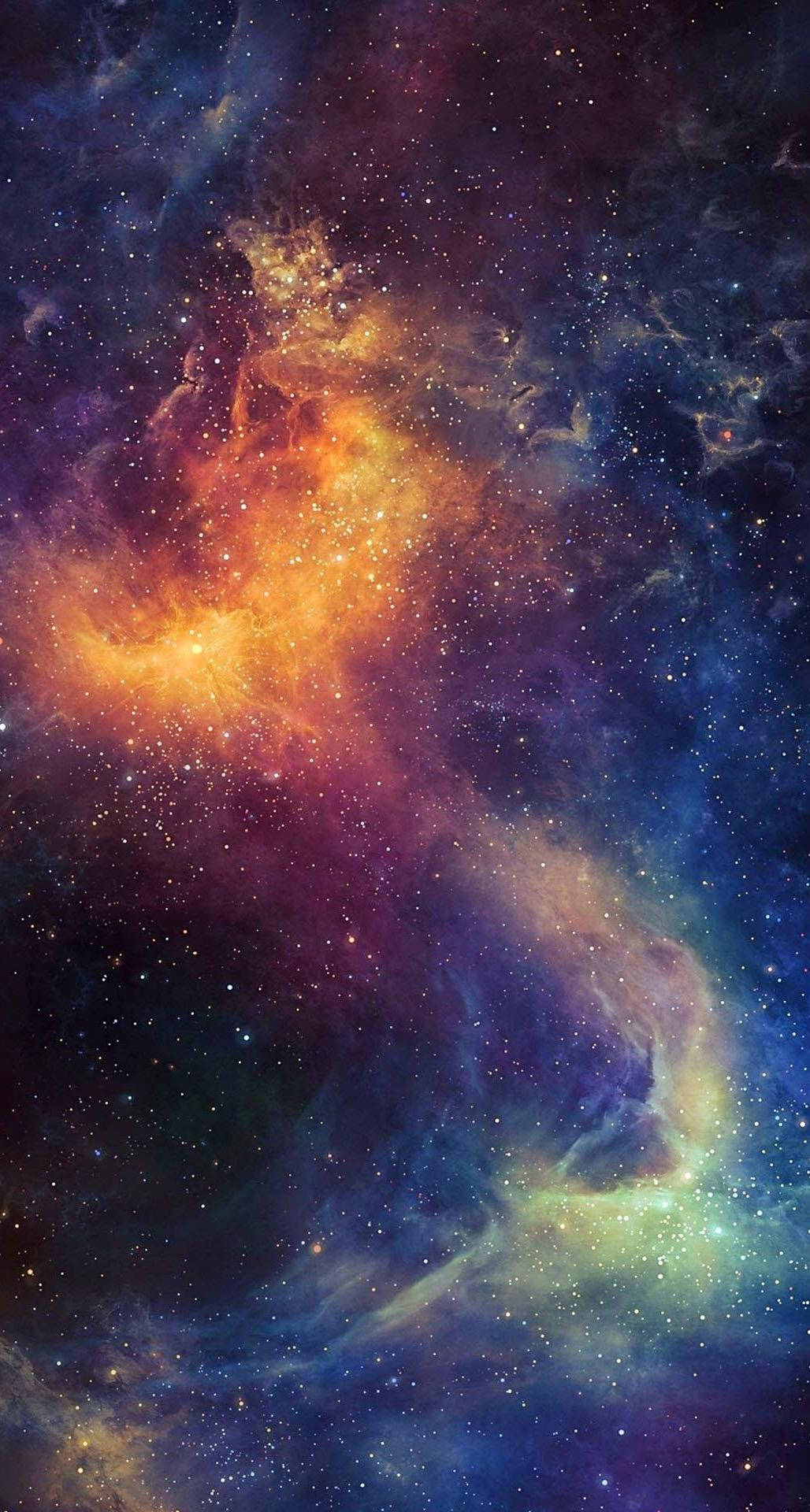 橙色星雲 iPhone 6s Plus 壁紙 — 充滿活力的宇宙星雲在星空中以火橙色和深藍色旋轉。
