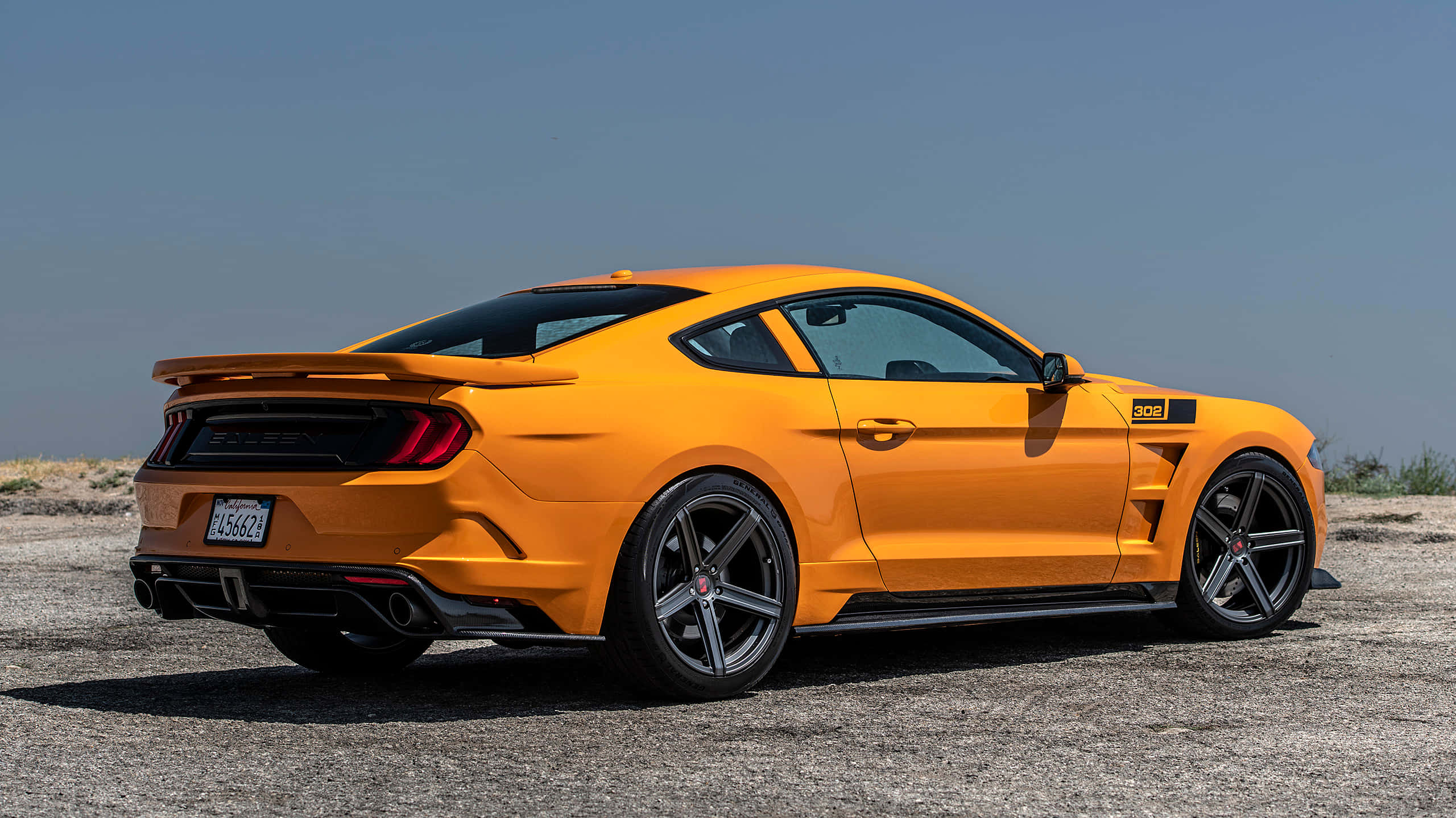 橙色福特Mustang GT停泊在停車場 壁紙