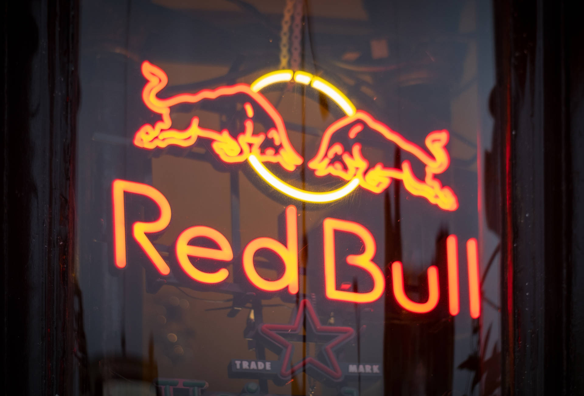 黑暗窗戶中發紅光的Red Bull霓虹燈標誌