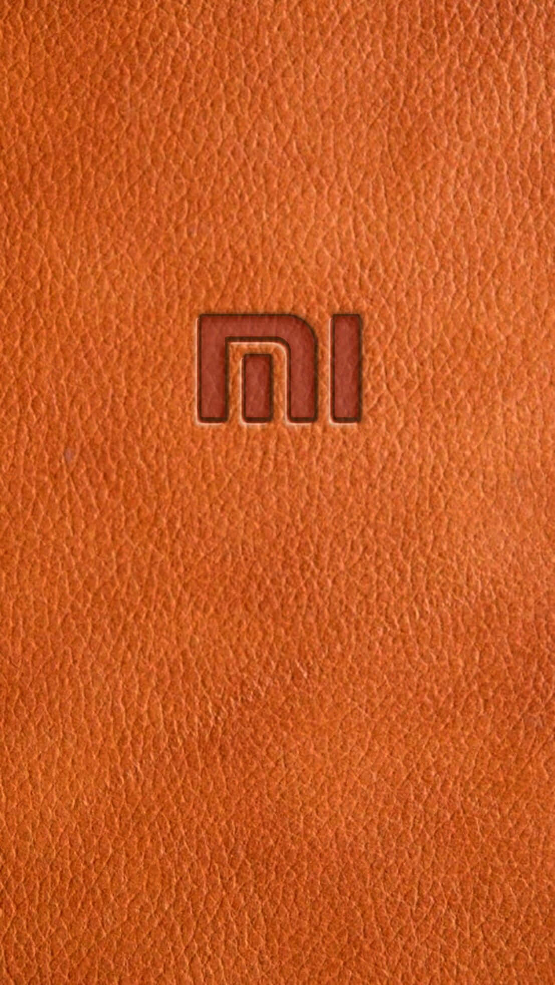 Xiaomi 桌布 壁紙 — 橙色紋理皮革表面特寫，中央有壓印的Xiaomi標誌。