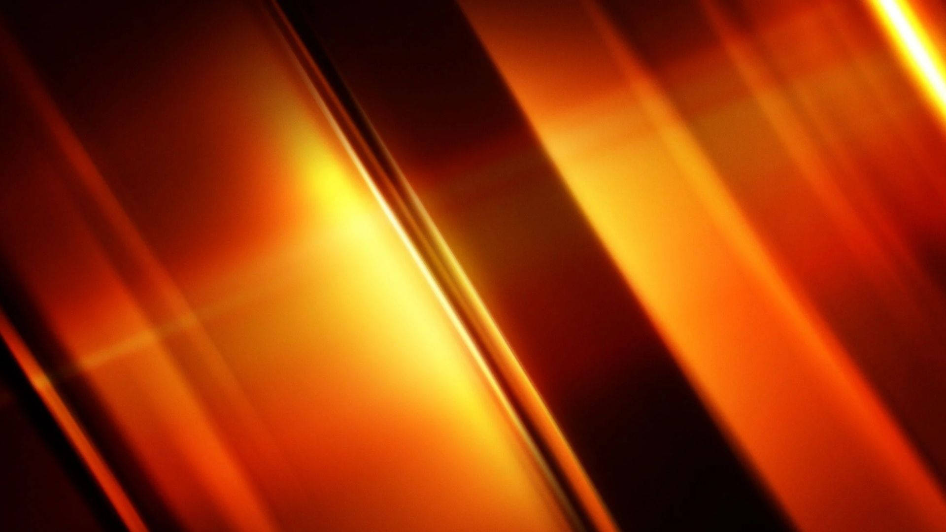 橙色背景光束 壁紙 — 動態的琥珀色和金色發光斜紋創造出光彩奪目的抽象動態模糊效果。
