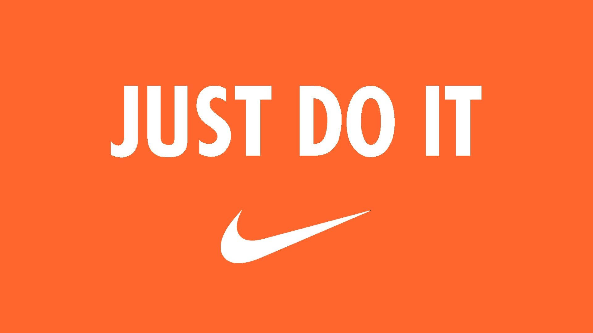 橙色背景的極簡「Just Do It」 壁紙 — 粗體白色 'JUST DO IT' 文字和勾號標誌居中於鮮豔的橙色背景上。