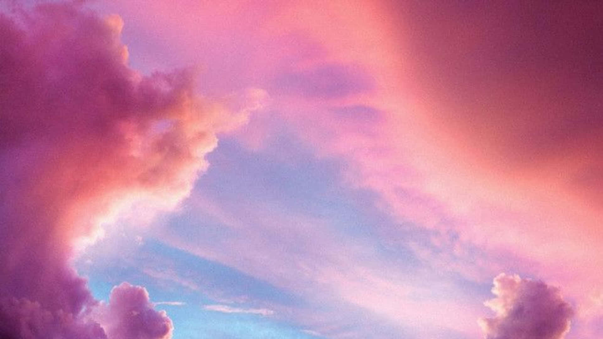 粉紫色雲彩在暮色天空中發光